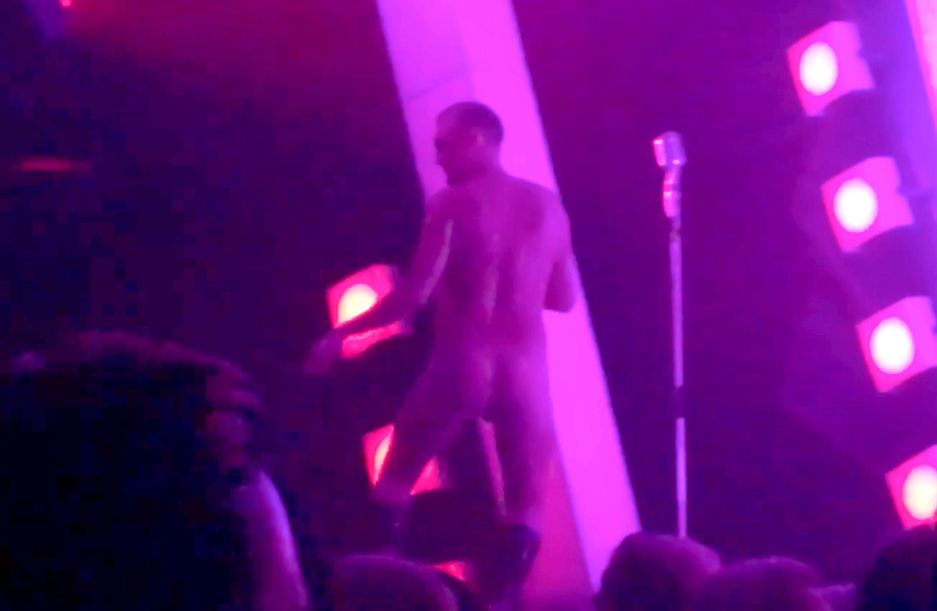 Tony Irving dansar naken inför publik på Metropol Palais.