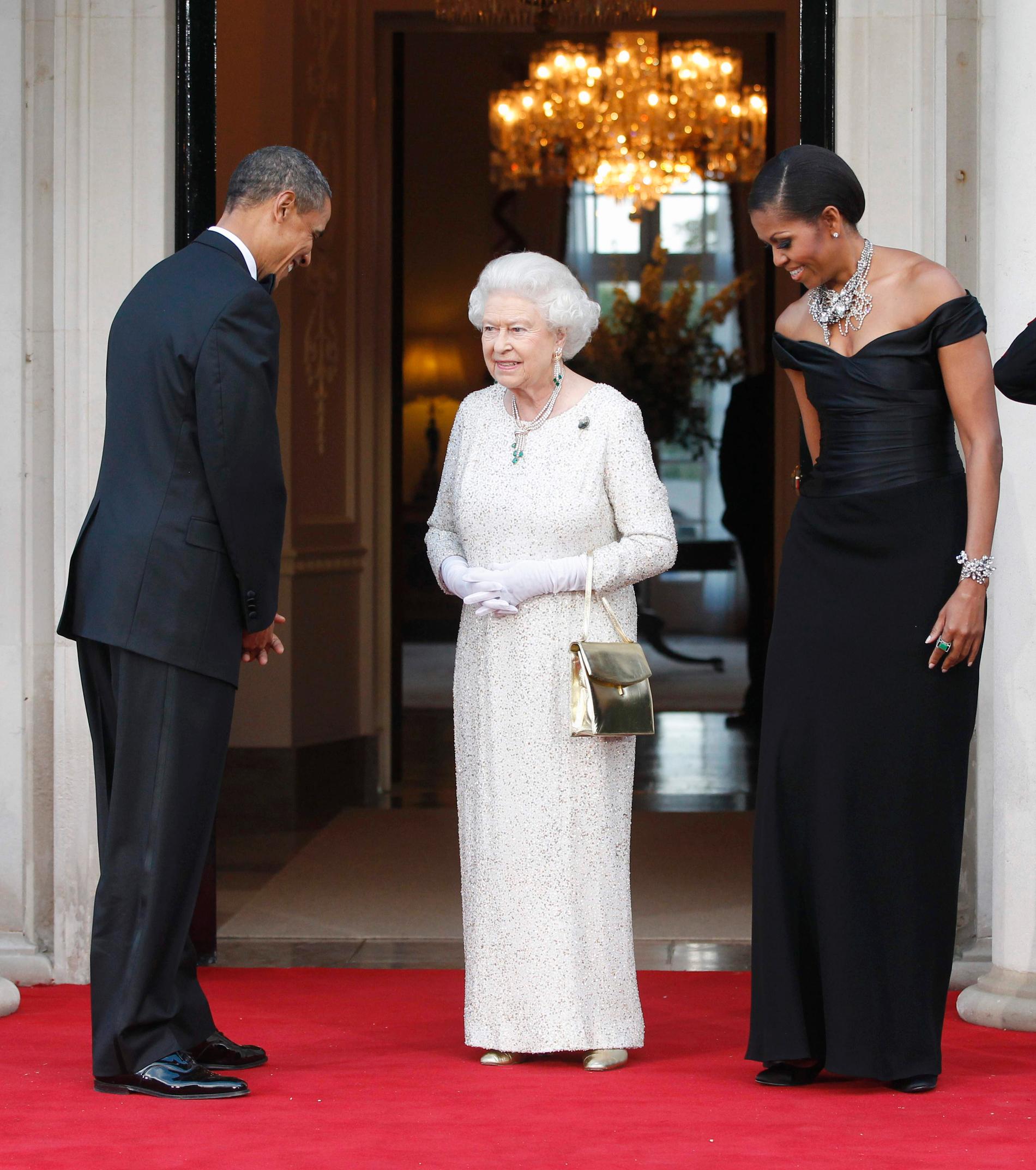 Presidentparet Barack och Michelle Obama under statsbesöket i London i maj 2011. Drottning Elizabeth bär då broschen hon  fått av presidentparet. Broschen hade de köpt till drottningen för egna pengar och gett henne vid sidan av de officiella gåvorna.  