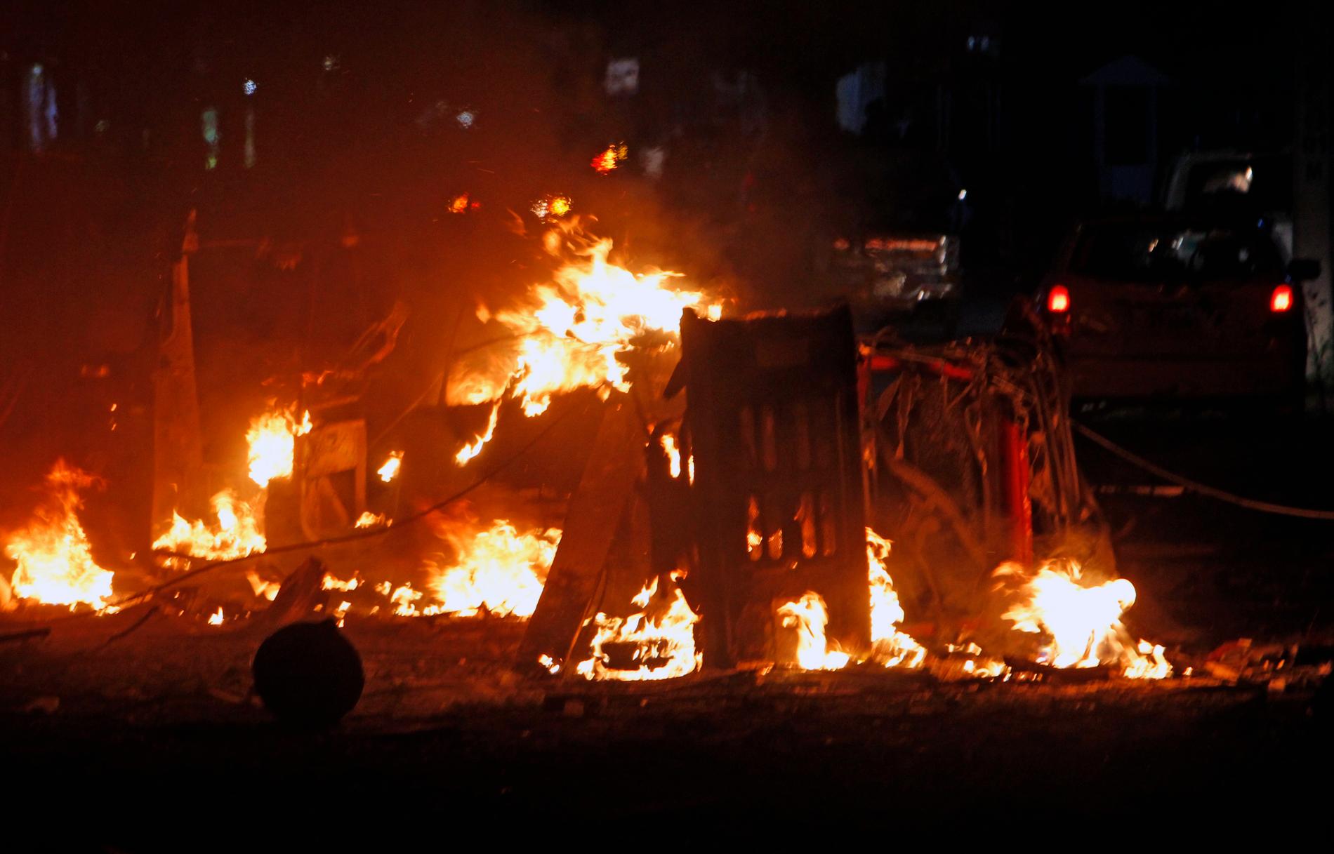 Bilar fattade eld efter det dödliga terrordådet i Somalias huvudstad Mogadishu.