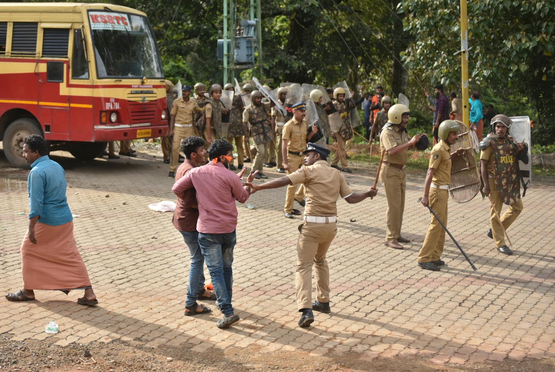 Polis drabbar samman med demonstranter som försöker stoppa kvinnor i "fel" ålder att besöka Sabarimalatemplet i Nilacka i Kerala.