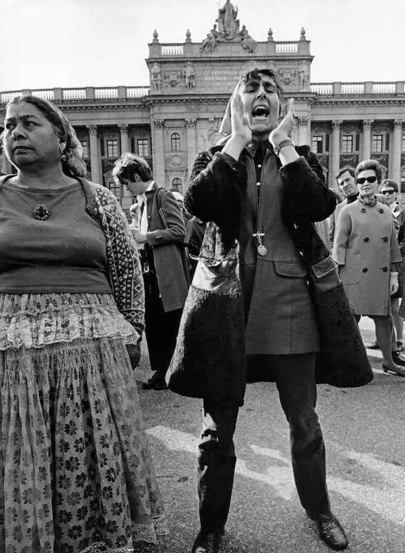 förkämpe  Katarina Taikon under en demonstration för romernas rättigheter 1969.