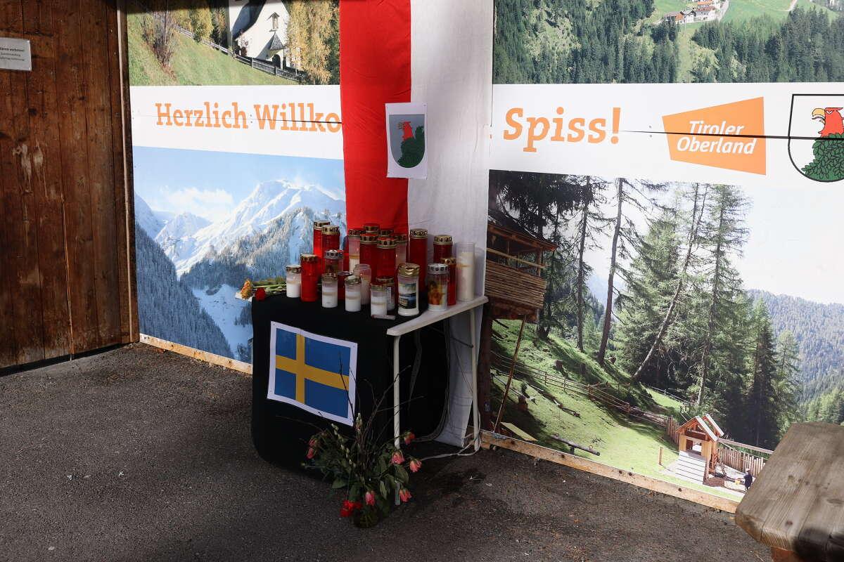 Svenskarna sörjs i byn Spiss i Österrike. 