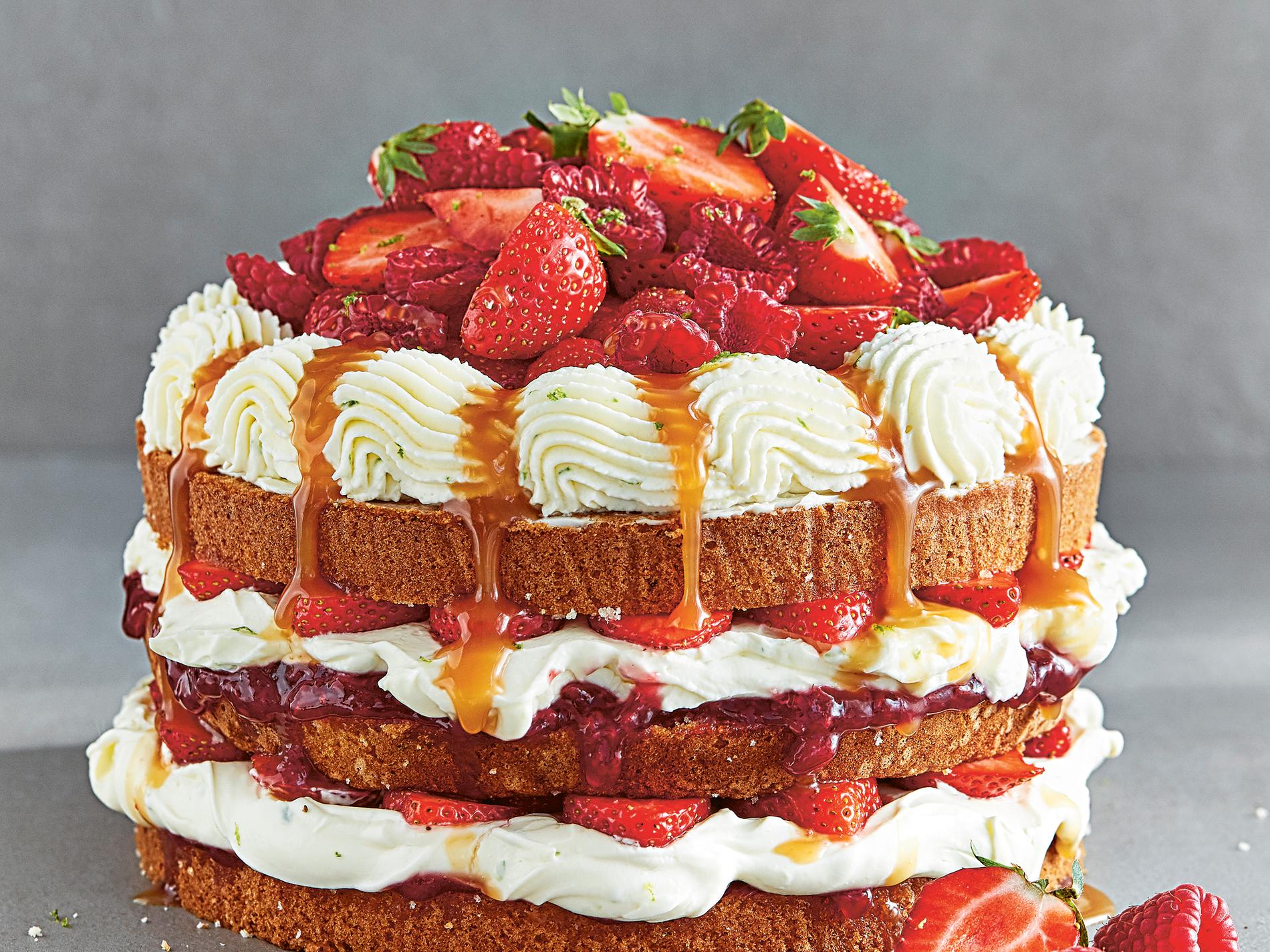 Sommartårta – bjud på färskostmoussetårta med jordgubbar.