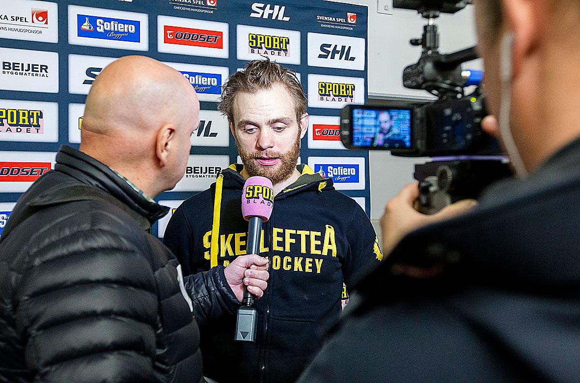 Sportbladets Tomas Ros intervjuar Markus Svensson.