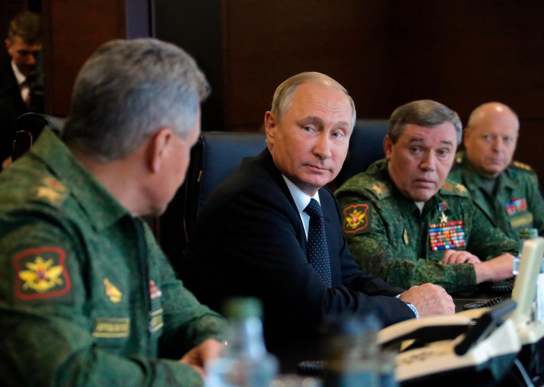 Putin talar med Rysslands försvarsminister Sergei Shoigu (till vänster) och generalstabschefen Valery Gerasimov under övningen Zaped i september.