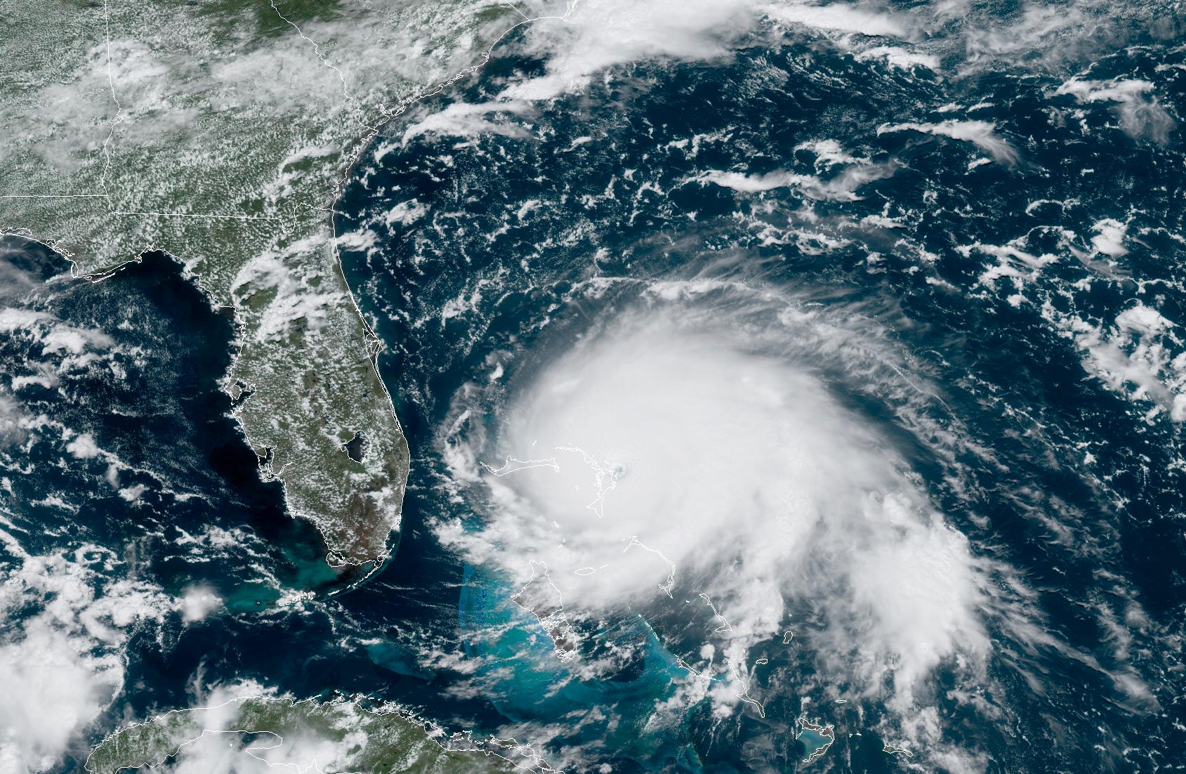 Orkanen Dorian har dragit in över norra Bahamas.