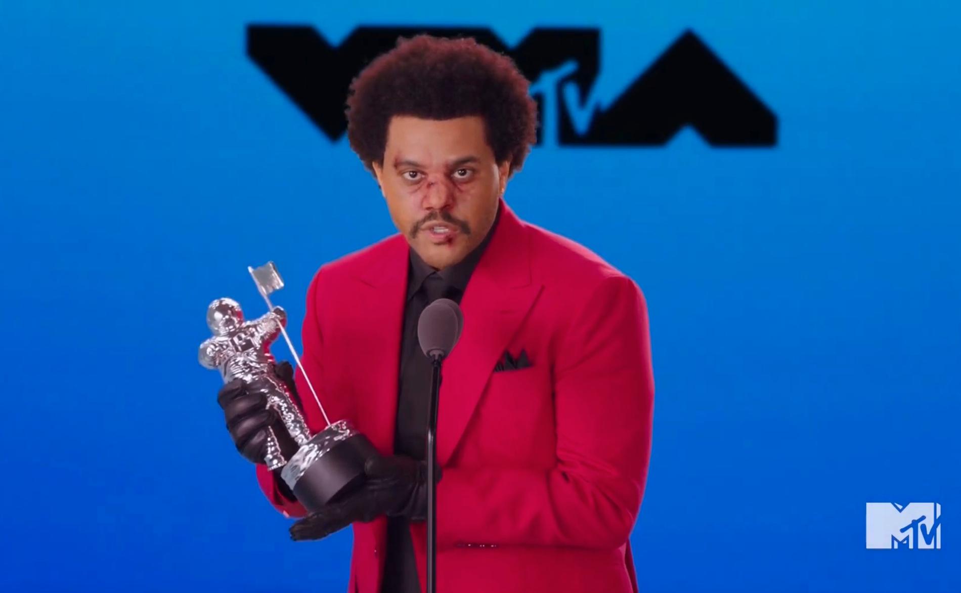 The Weeknd tar emot sitt pris för årets video för låten "Blinding lights".