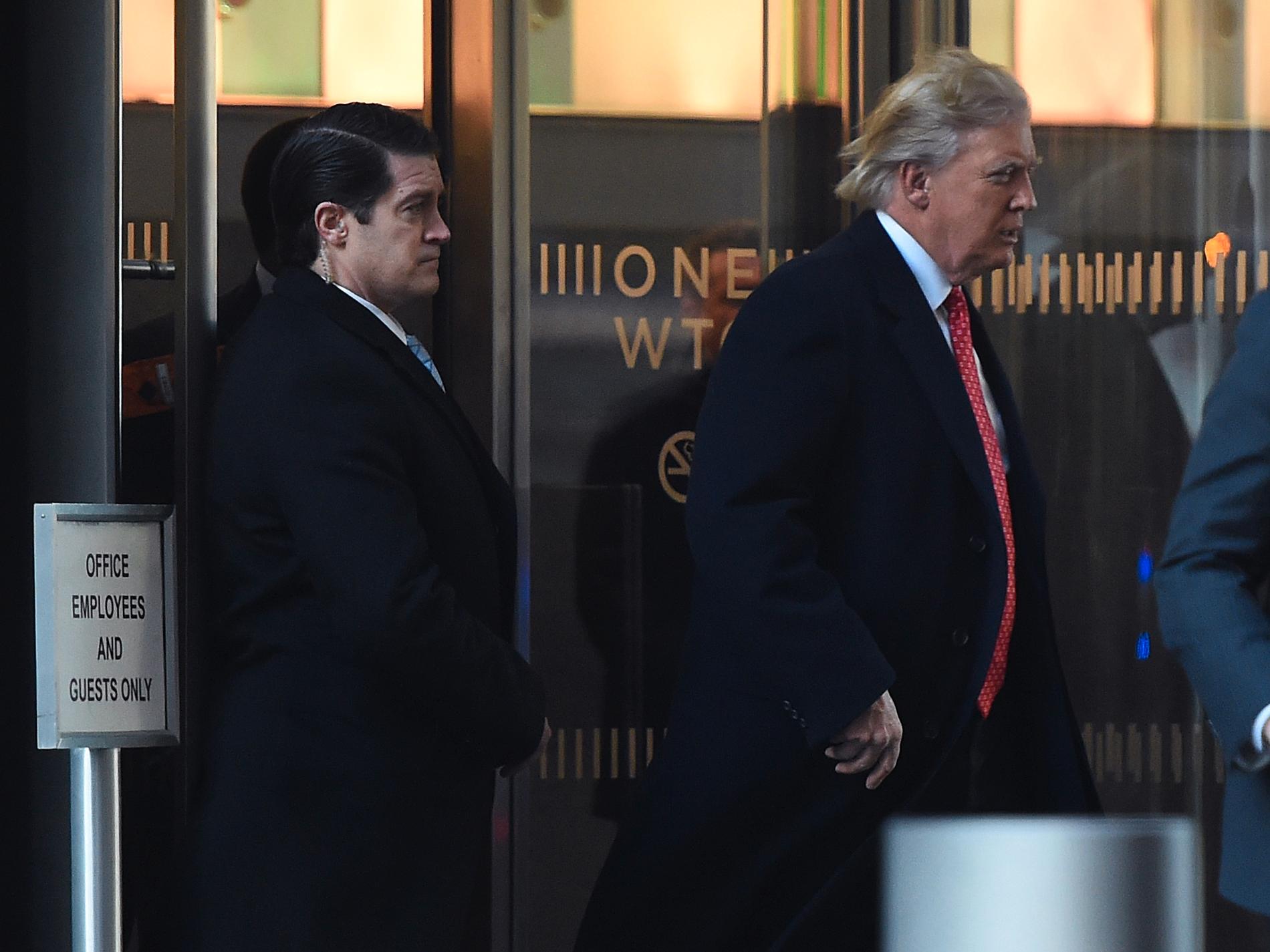 Donald Trump lämnar One World Trade Center efter ett möte på fredagen.