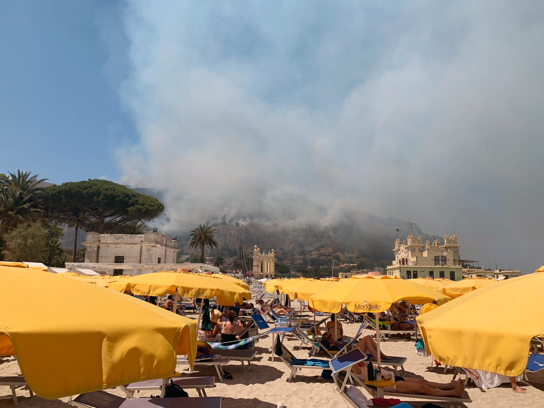 En brand rasar vid turistorten Mondello Beach utanför Palermo på Sicilien.