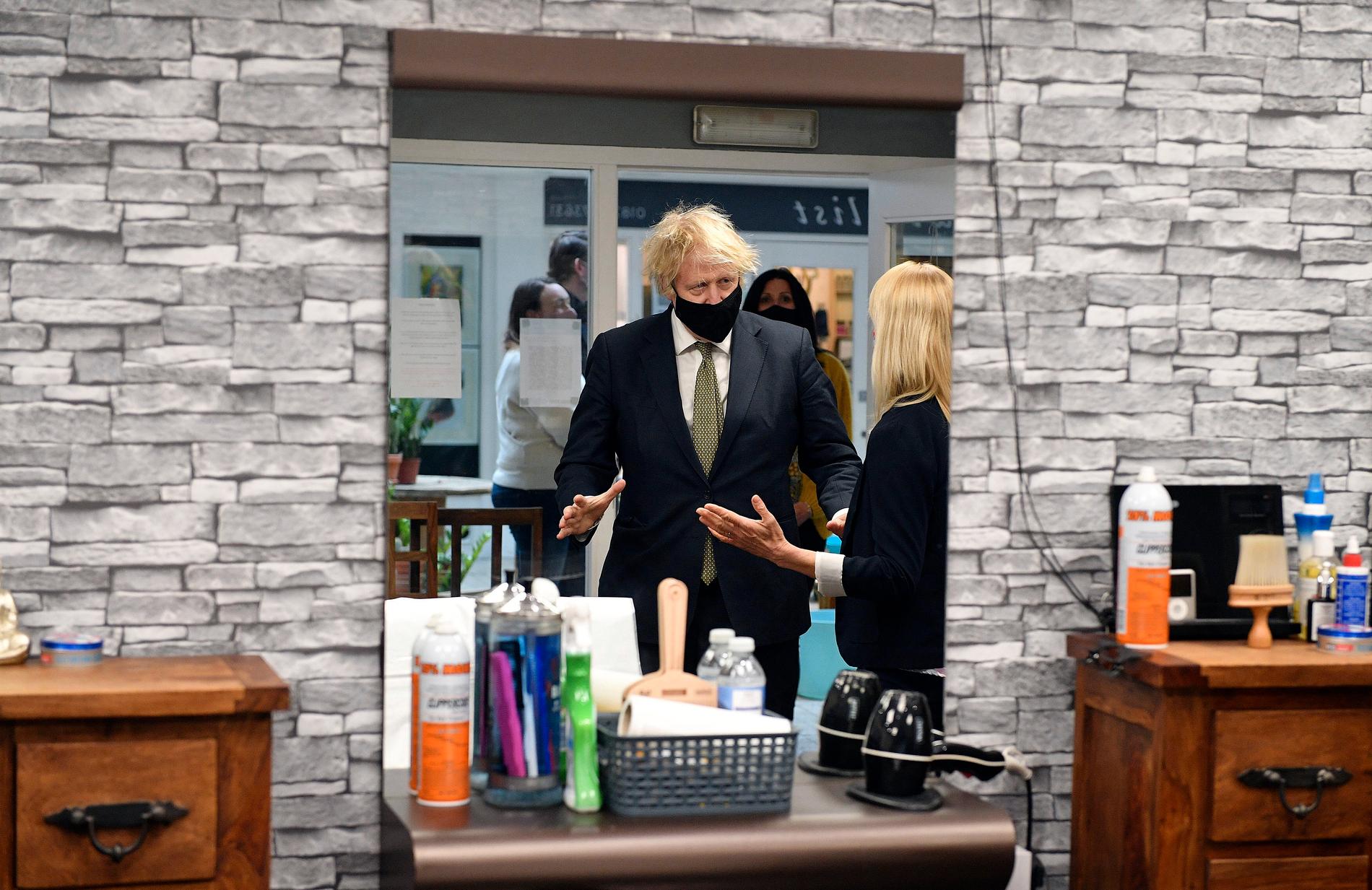 Boris Johnson på besök hos en frisör på onsdagen. Någon ny frisyr blev det inte just den här gången, utan premiärministern klippte sig på måndagen när salongerna öppnade upp igen.