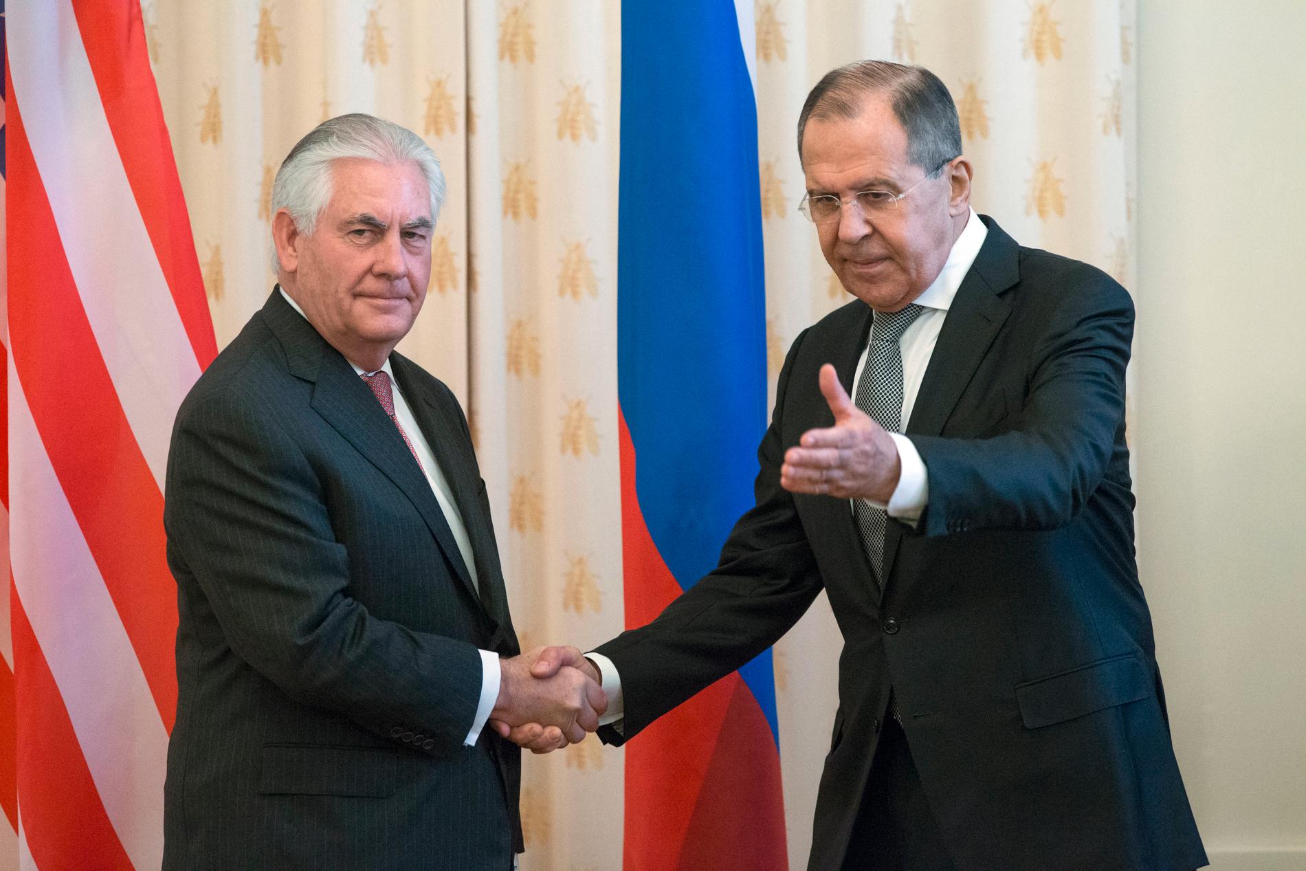 USA:s utrikesminister Rex Tillerson och Rysslands utrikesminister Sergej Lavrov skakar hand inför mötet i Moskva.