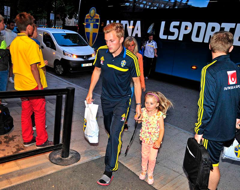 ...även Sebastian Larsson tog med sig dottern och kom hand i hand till Park Hotel.
