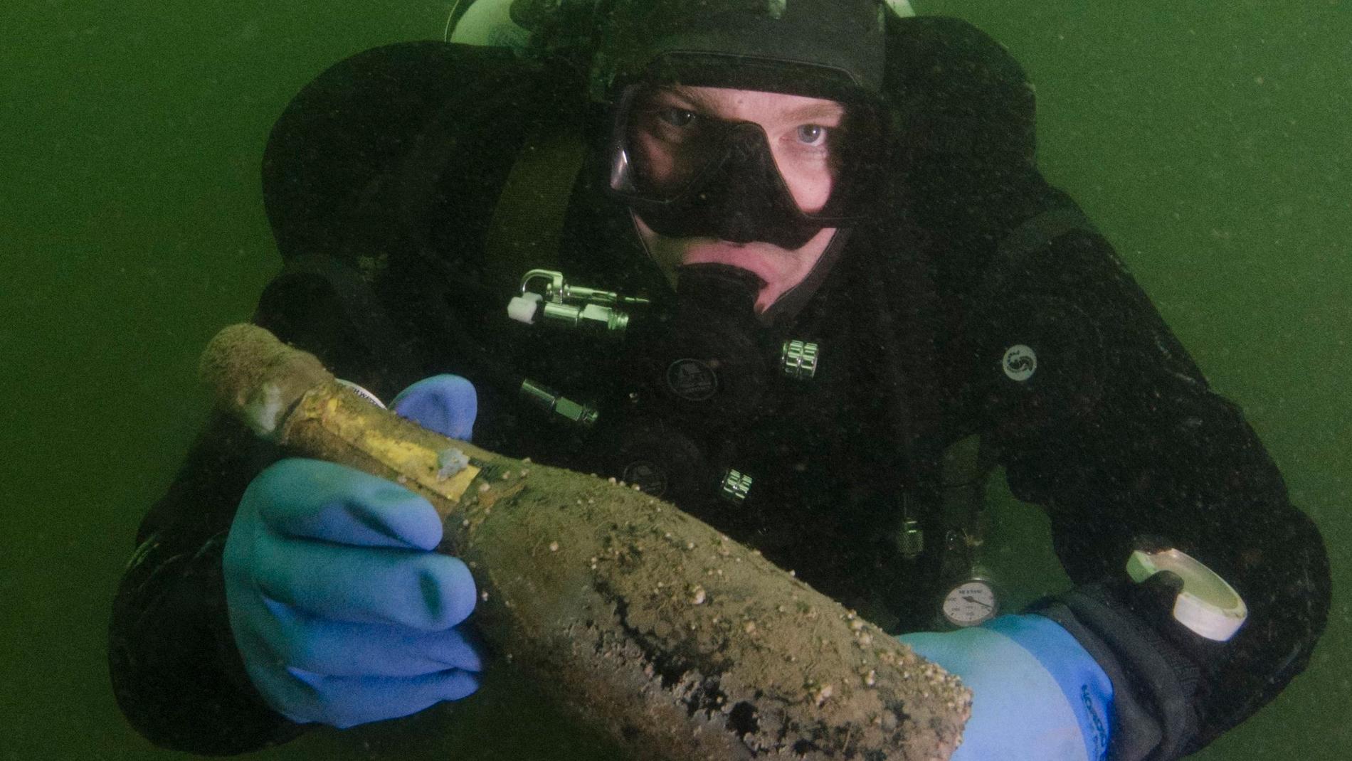 En av de 168 champagneflaskor som hittades i ett skeppsvrak utanför Åland 2010. Arkivbild.