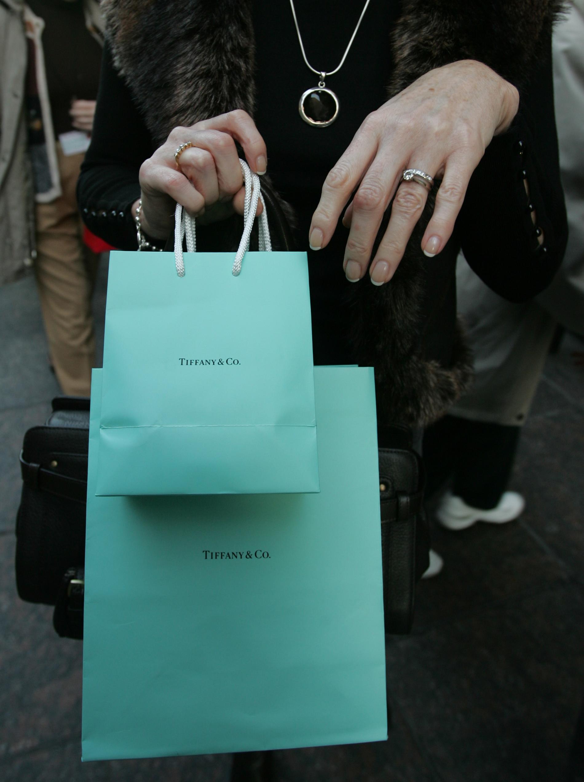 Den turkosblå färgen är Tiffanys signaturfärg och valdes av företagets grundare Charles Lewis Tiffany. Färgen är varumärkesskyddad. Nu pryder den allt från påsar till presentaskar och inredning och är känd som Tiffanyblå. Arkivbild.