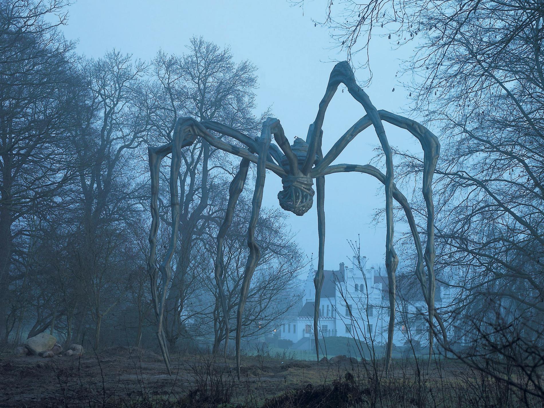 MODERSKROPP Louise Bourgeois jättelika spindel, ”Maman”, i skulpturparken på Wanås slott.