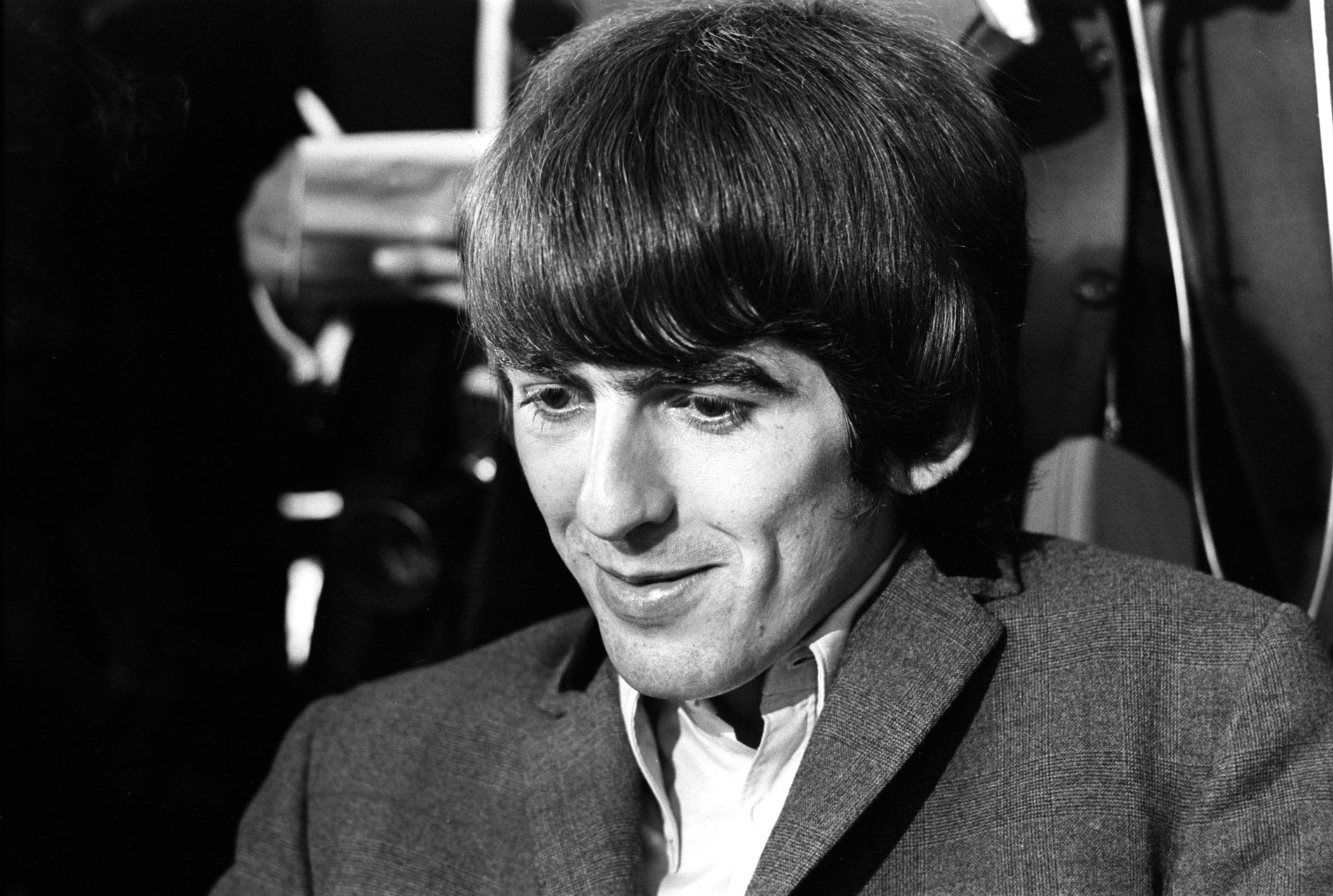 Den dåvarande Beatles-medlemmen George Harrison i Stockholm 1964. Arkivbild.
