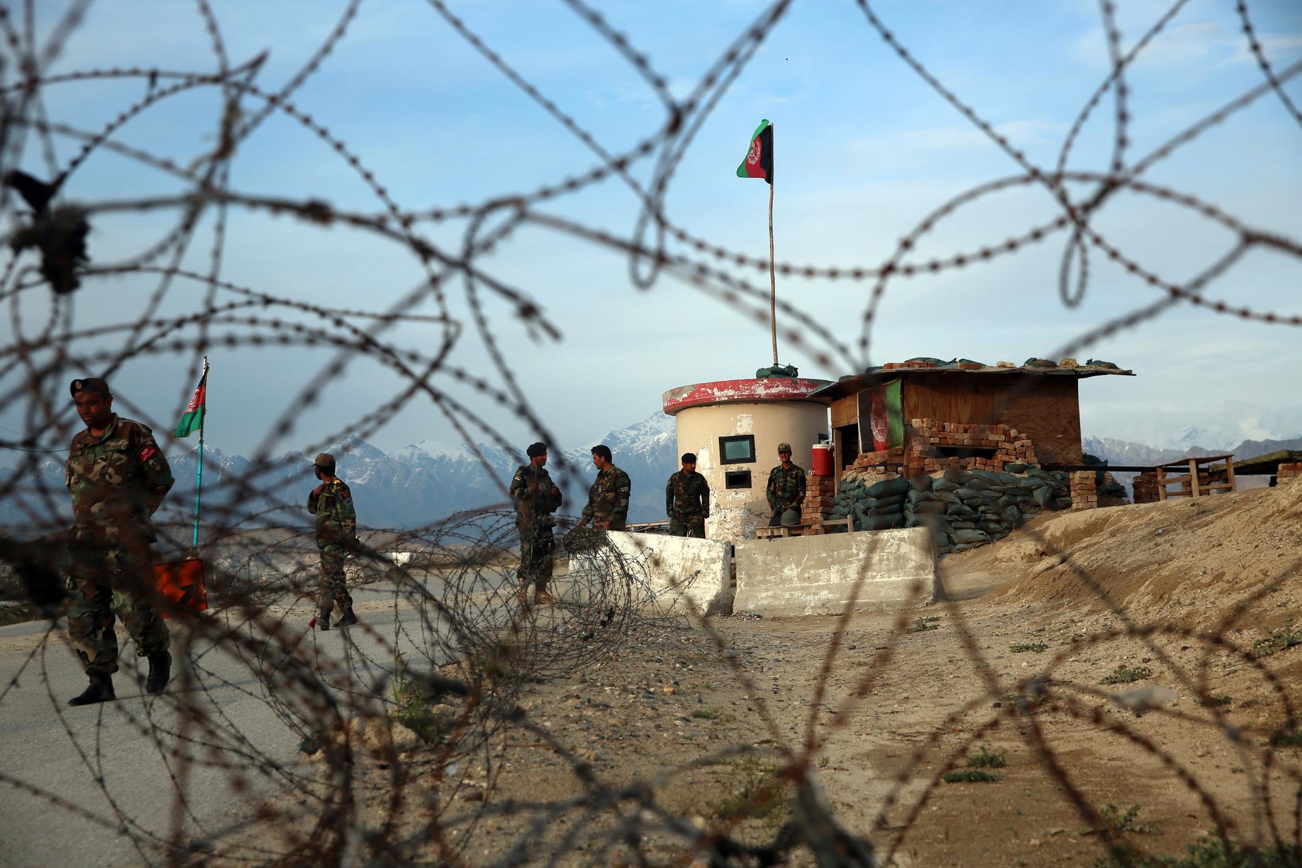 Afghanska soldater håller vakt vid en vägspärr nära Bagrambasen i norra Kabul.