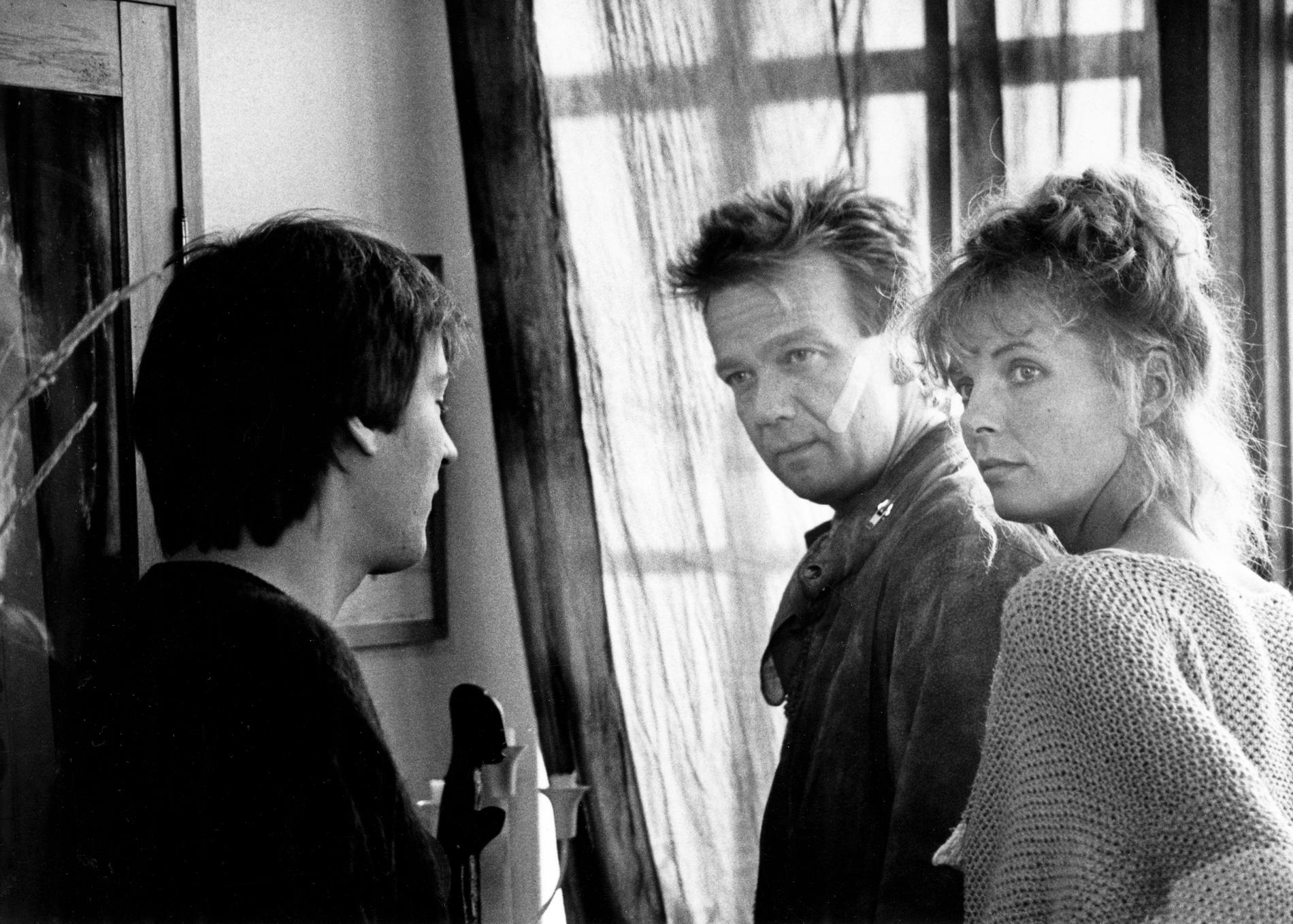 Regissör Jonas Frick med Björn Skifs och skådespelerskan Gunnel Fred under inspelningen av ”Strul” 1987.