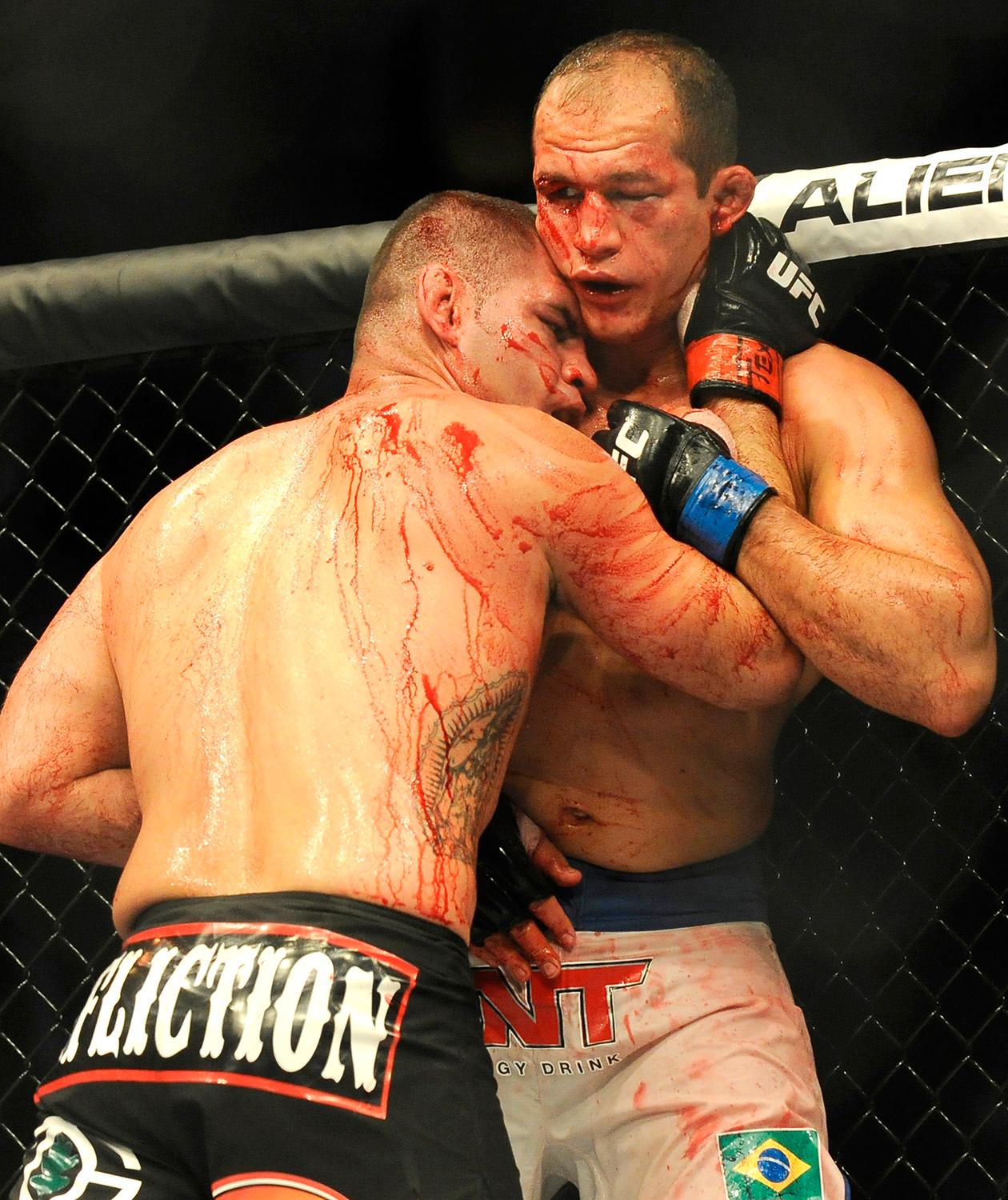 Cain Velasquez (till vänster) och Junior Dos Santos hade en blodig kamp om tungviktstiteln i UFC i natt.