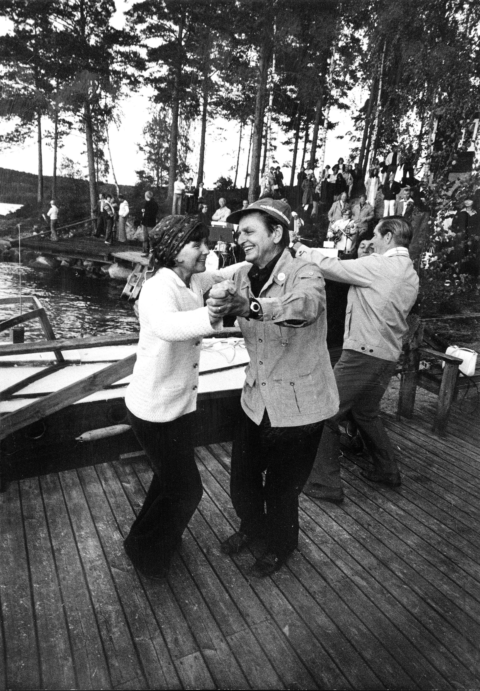 Olof och Lisbeth palme på valturne, avslutar lördagkvällen genom att dansa bryggdans i Bengtsfors 1976.
