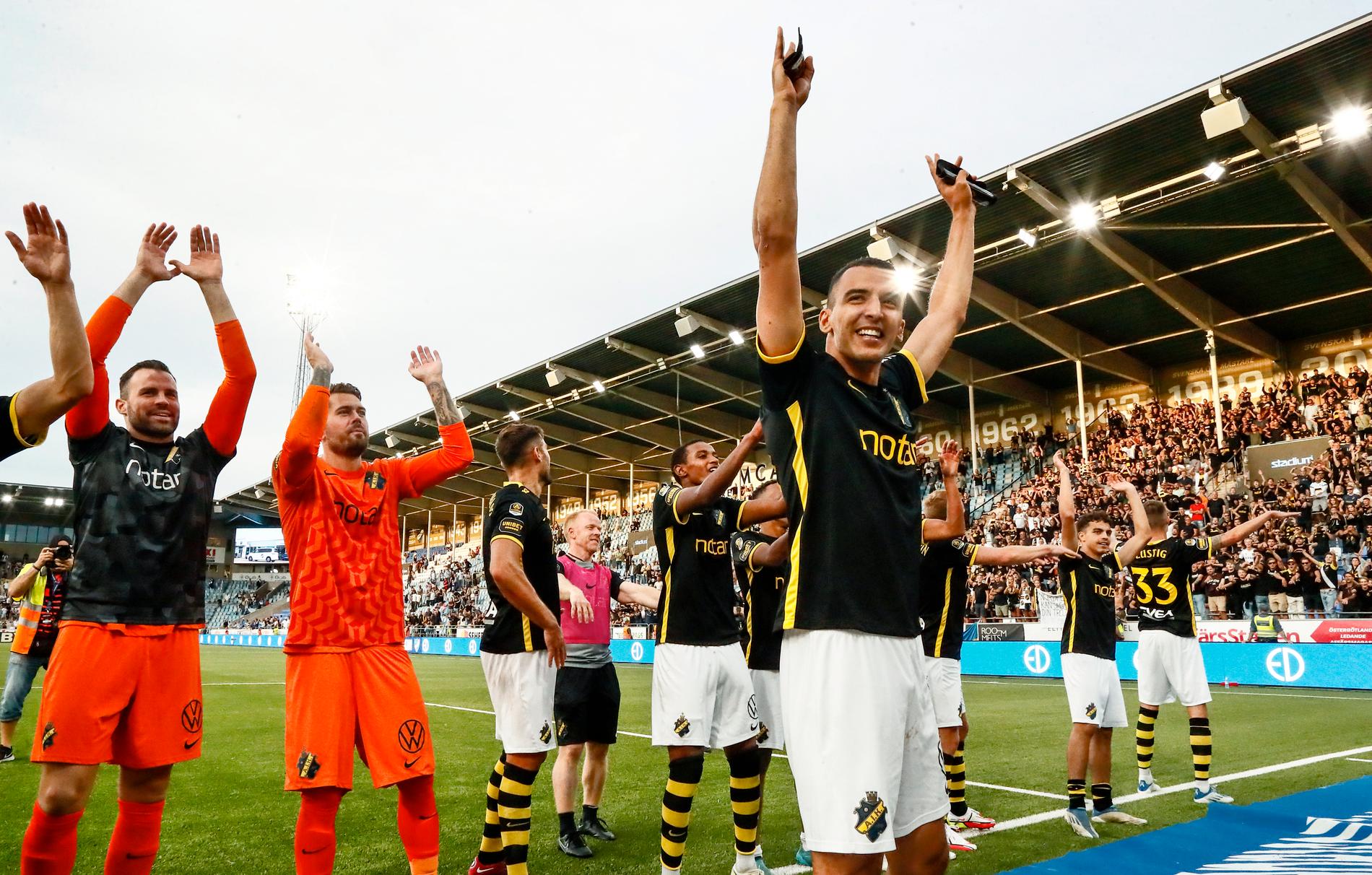 Nabil Bahoui och AIK firar med fansen efter segern mot Norrköping. 