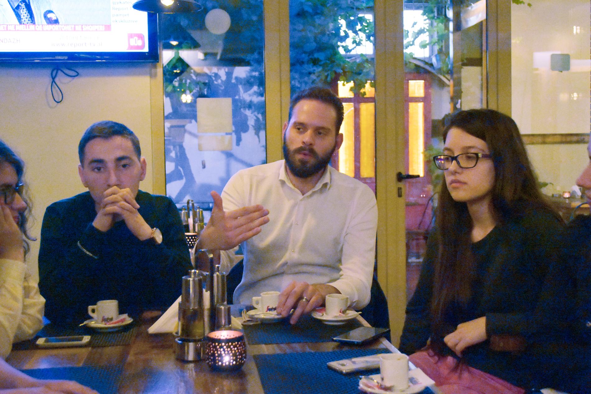 På ett kafé i Tirana tvekar Marash Logu, Kristi Cina och Melina Didani om hur redo Albanien är för ett medlemskap i EU.