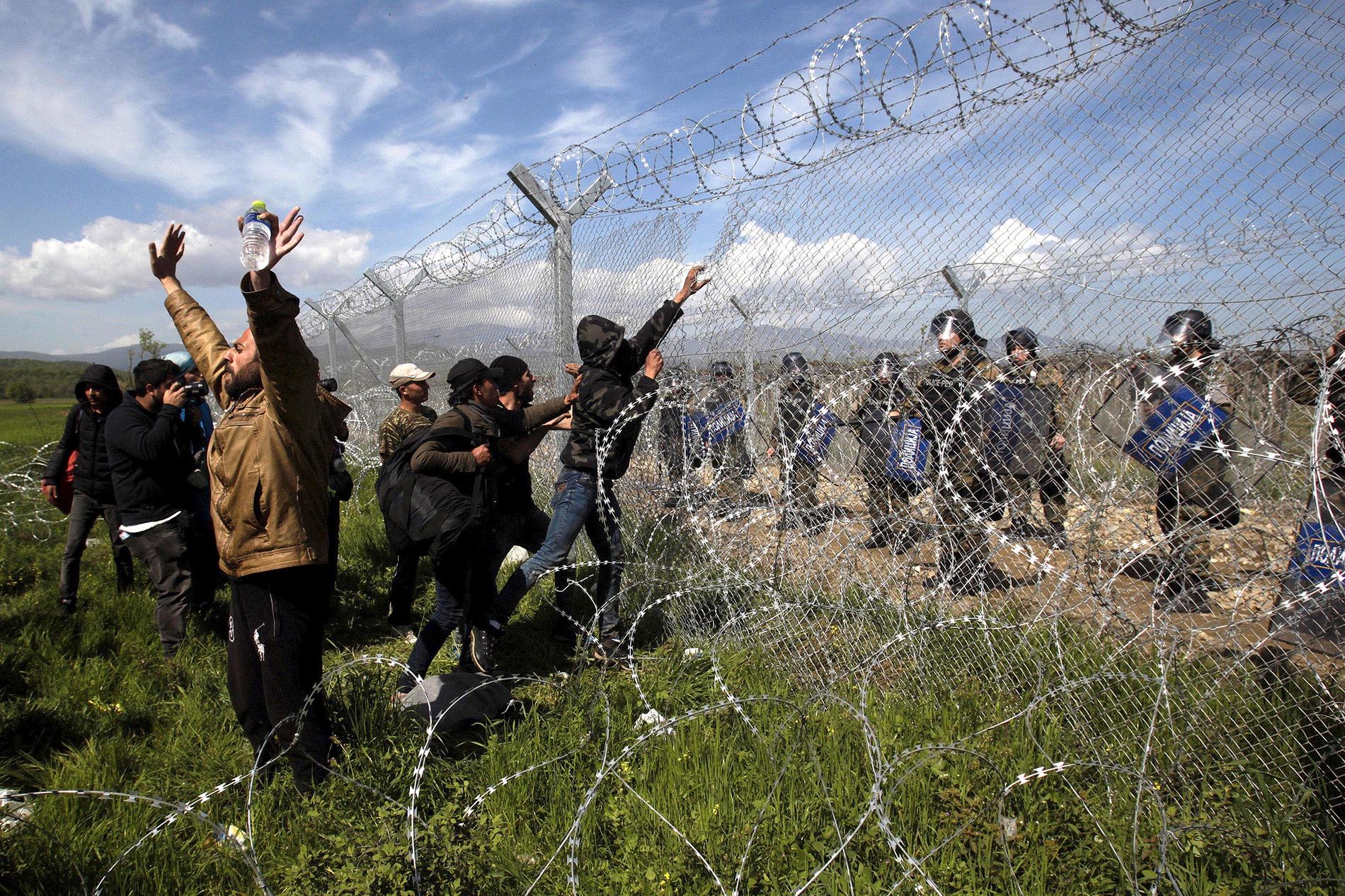 Hundratals migranter skadades på söndagen när de besköts med tårgas vid gränsen mellan Makedonien och Grekland. Den Makedonska polisen sköt mot  flyktingar på den grekiska sidan av gränsen vid övergången Idomeni.