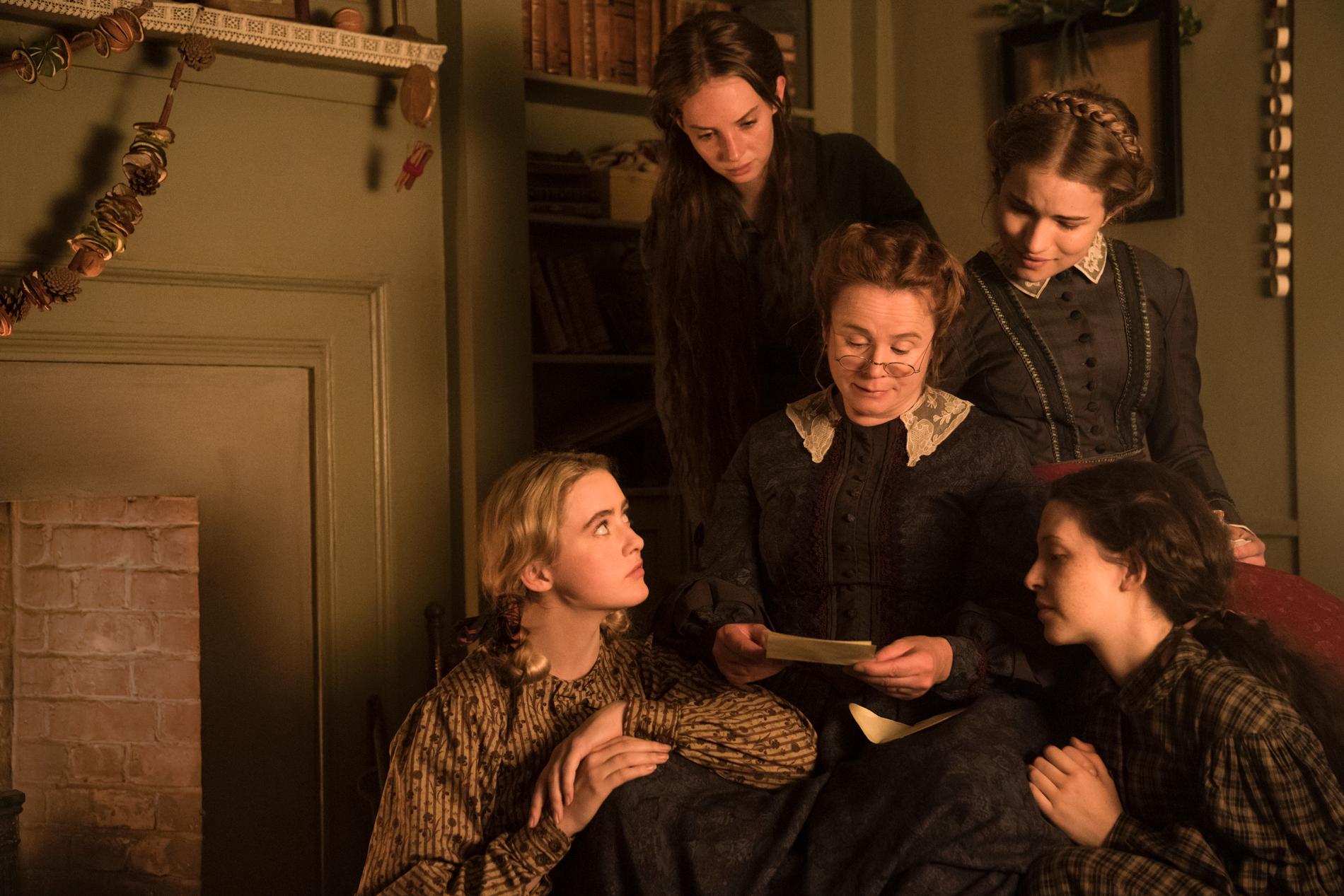 Marmee March (Emily Watson), Amy (Kathryn Newton), Jo (Maya Hawke), Meg (Willa Fitzgerald) och Beth (Annes Elwy) i ”Unga kvinnor”.