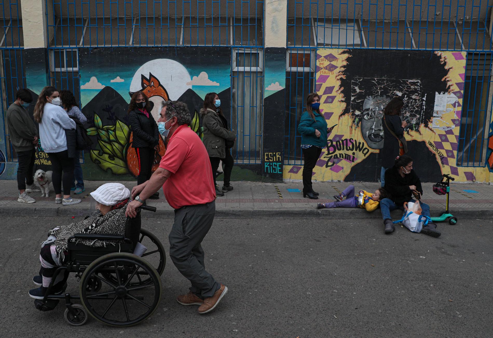 Chilenare köade under lördagen för att få rösta.