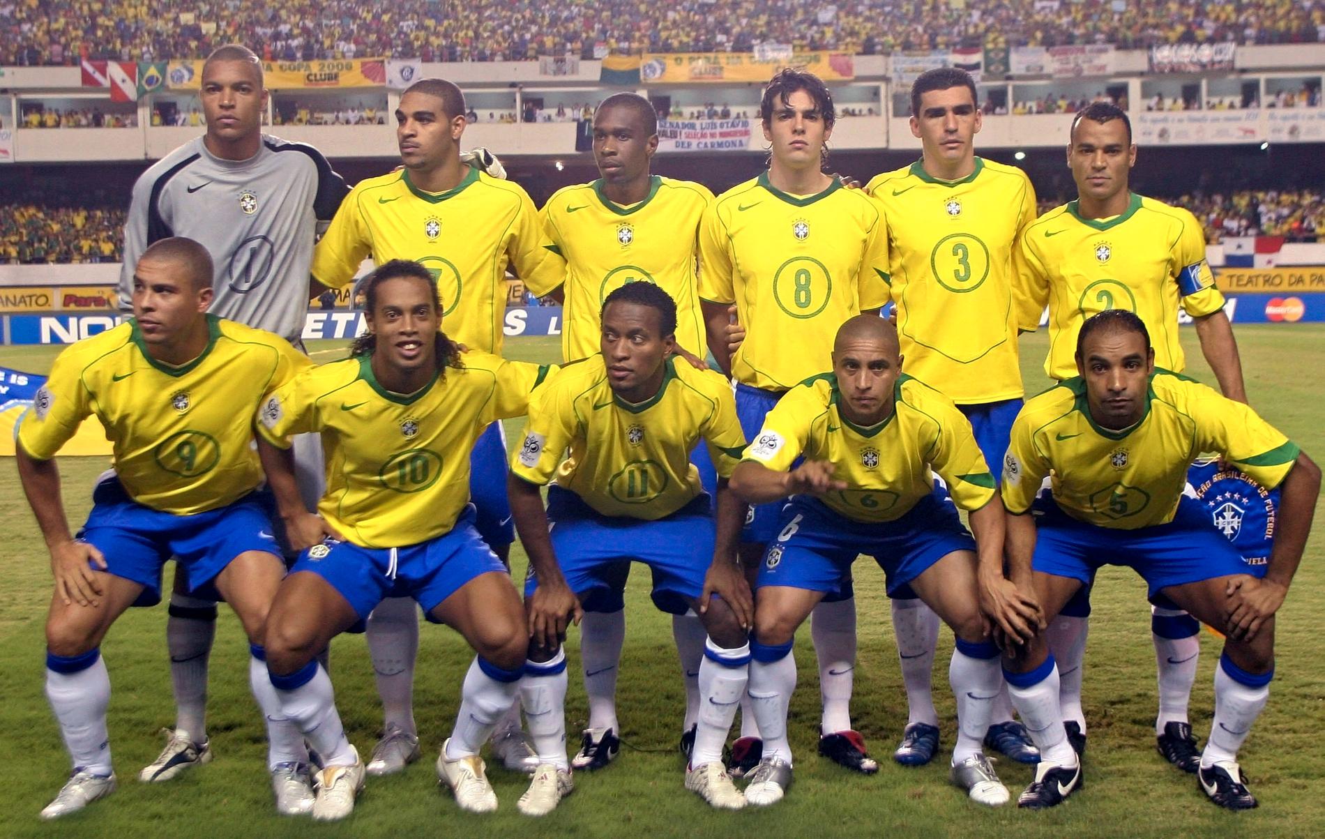 Roberto Carlos, nedre raden näst längst till höger, inför en VM-kvalmatch 2005.
