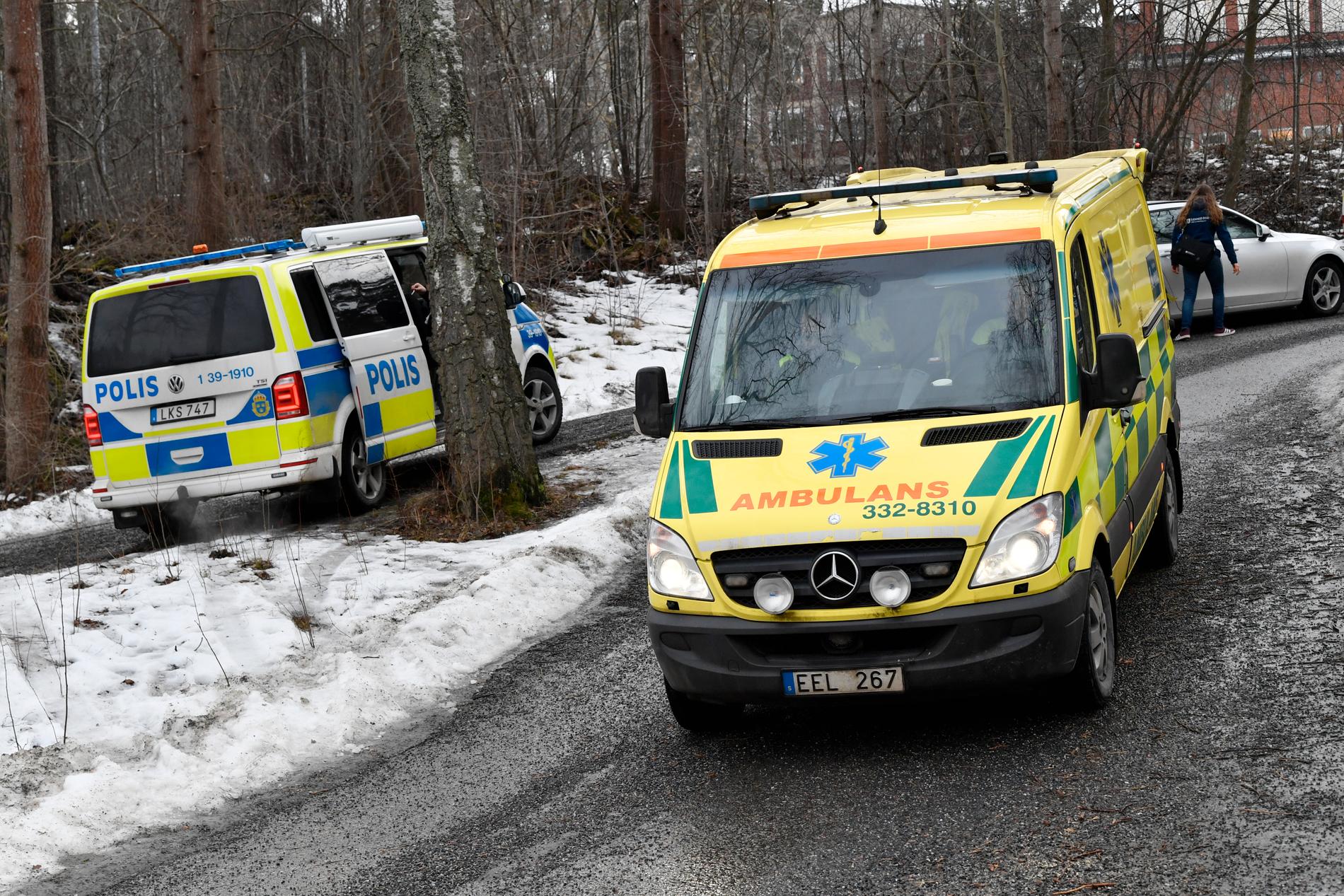 Polis och brandfordon utanför skolan på Lidingö. Skolan utrymdes sedan ett antal barn insjuknat under oklara omständigheter. Arkivbild.