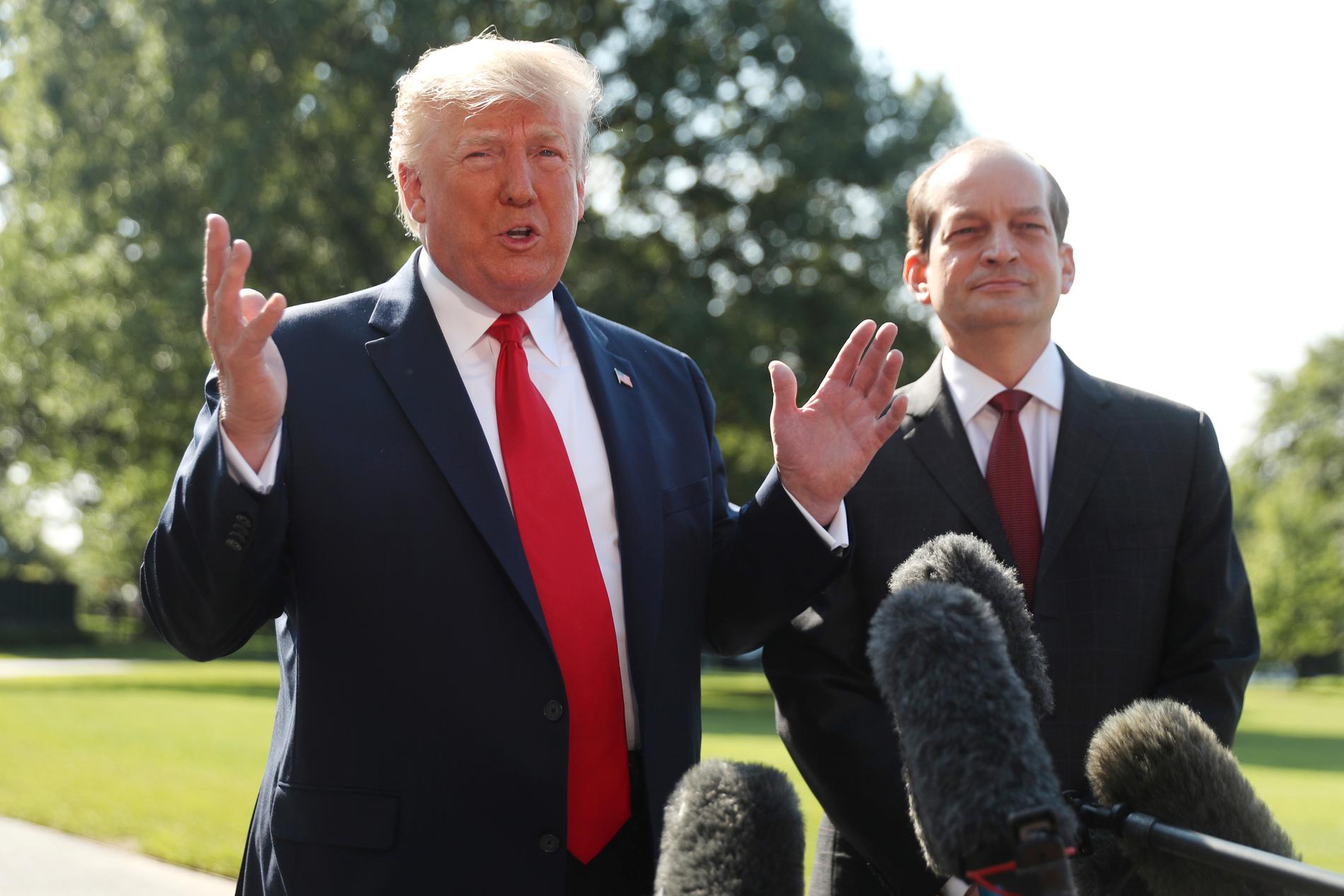 USA:s president Donald Trump och Alex Acosta till höger, som meddelar att han avgår som arbetsmarknadsminister.