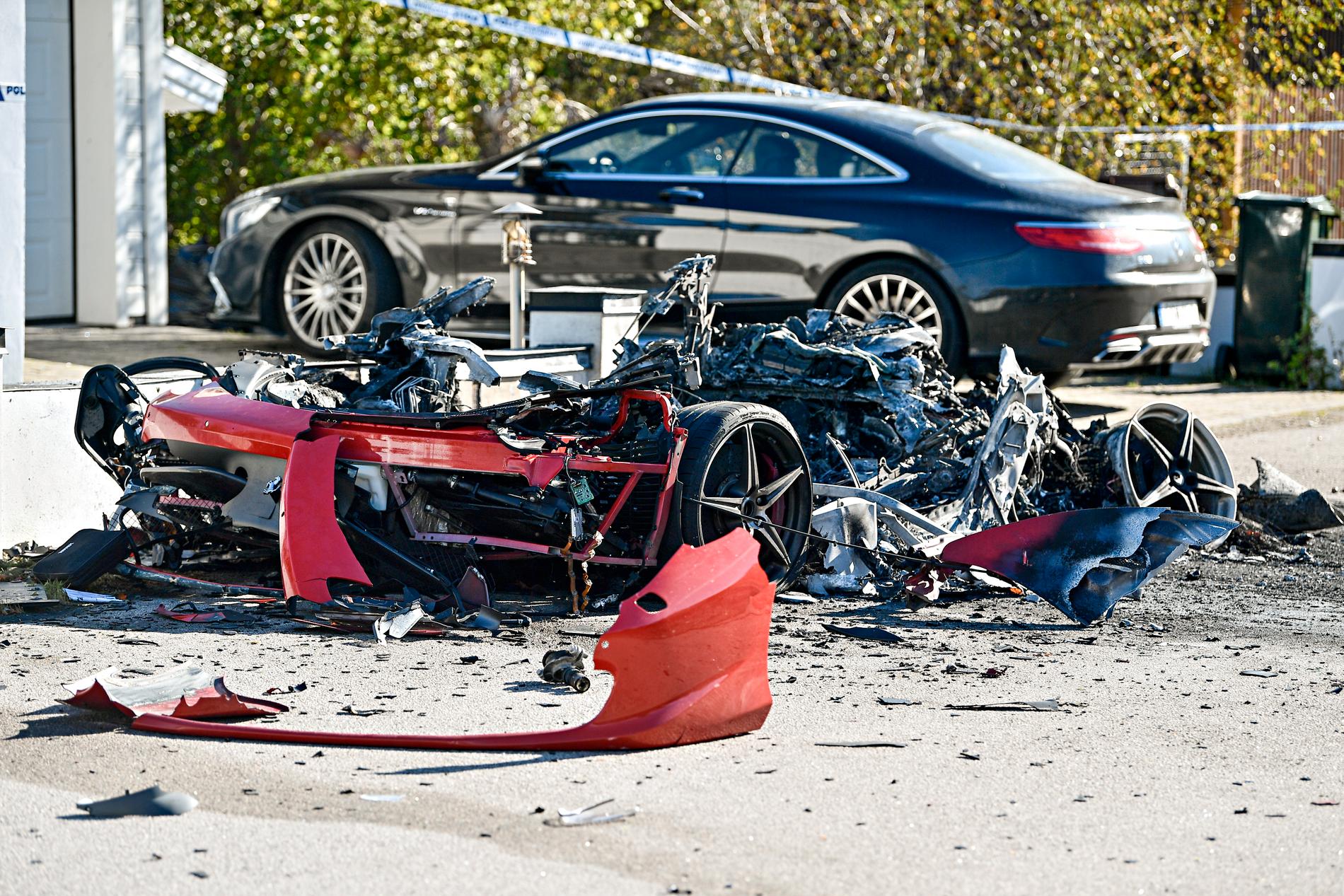 29-åringens Ferrari 458 totalförstördes i explosionen utanför villan.