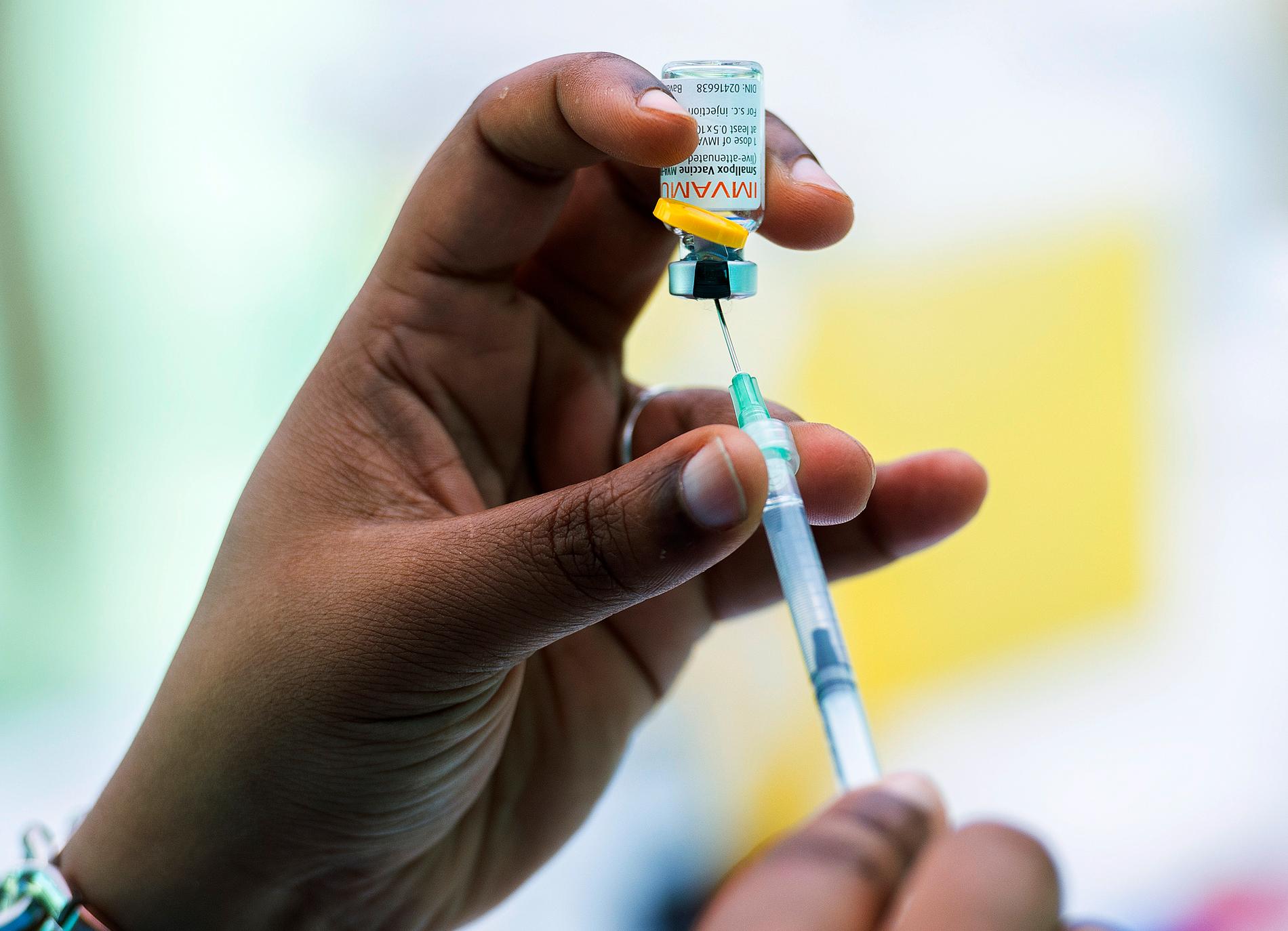 I Kanada har vaccineringen mot apkoppor redan dragit igång. 
