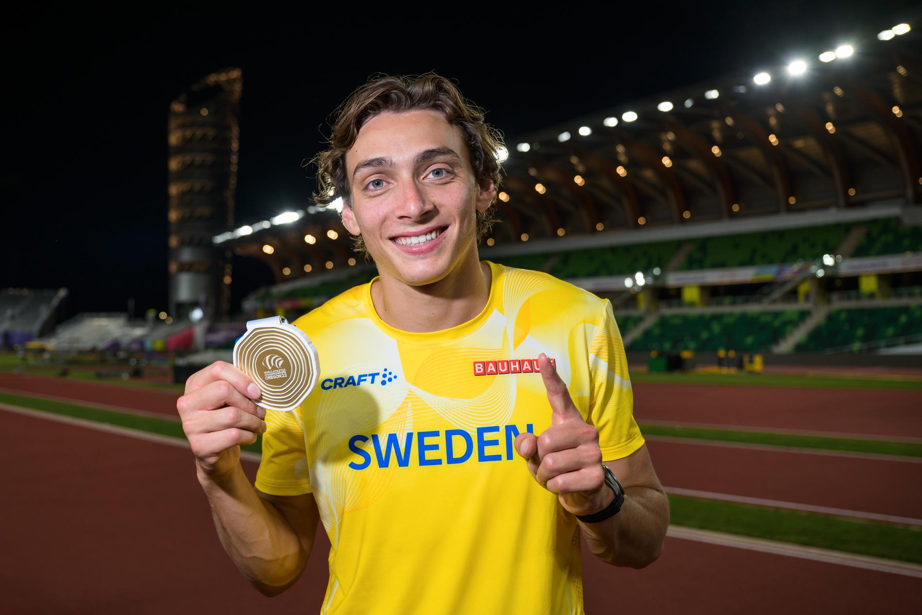 Armand Duplantis med sin VM-guldmedalj.