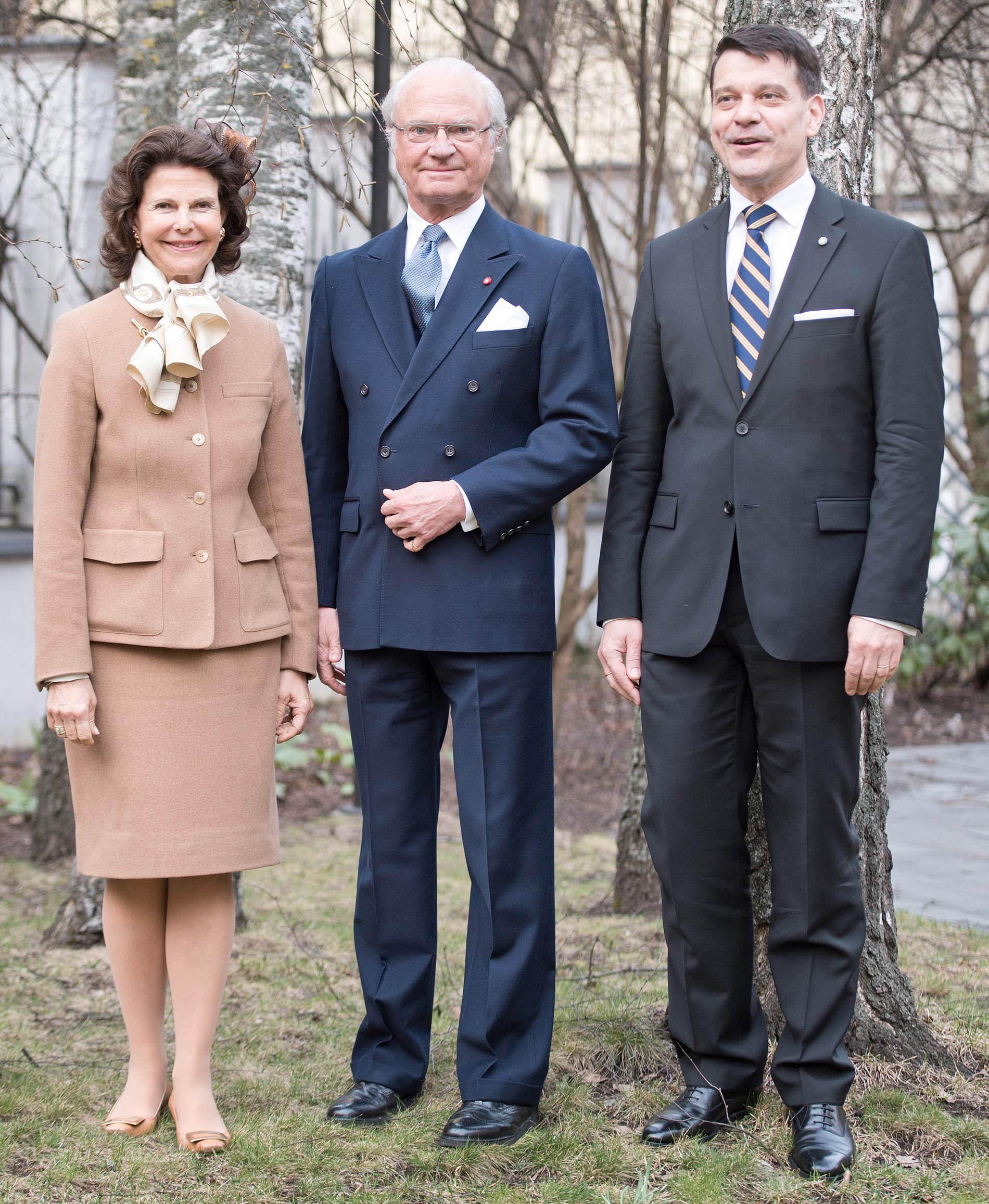 Henrik Landerholm, till höger i bilden, under tiden då han arbetade som diplomat. Här under ett statsbesök i Lettland tillsammans med kung Carl Gustaf och drottning Silvia 2014. 