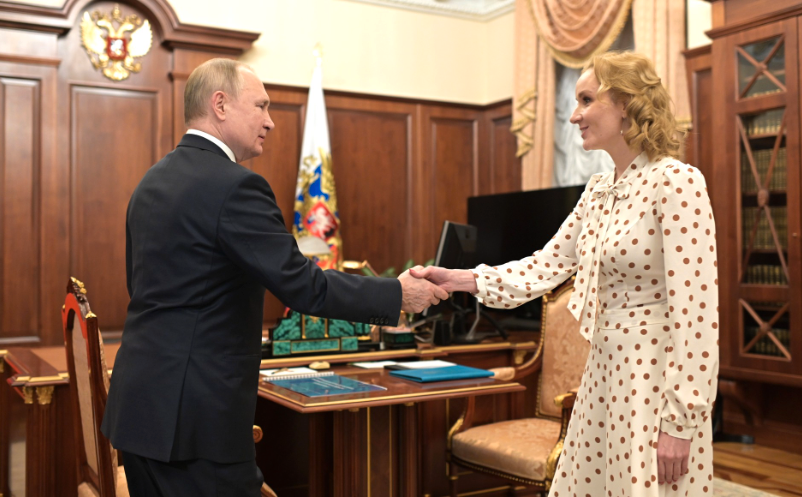 Vladimir Putin träffar Maria Lvova-Belova, rysk kommissionär för barns rättigheter, i Kreml.