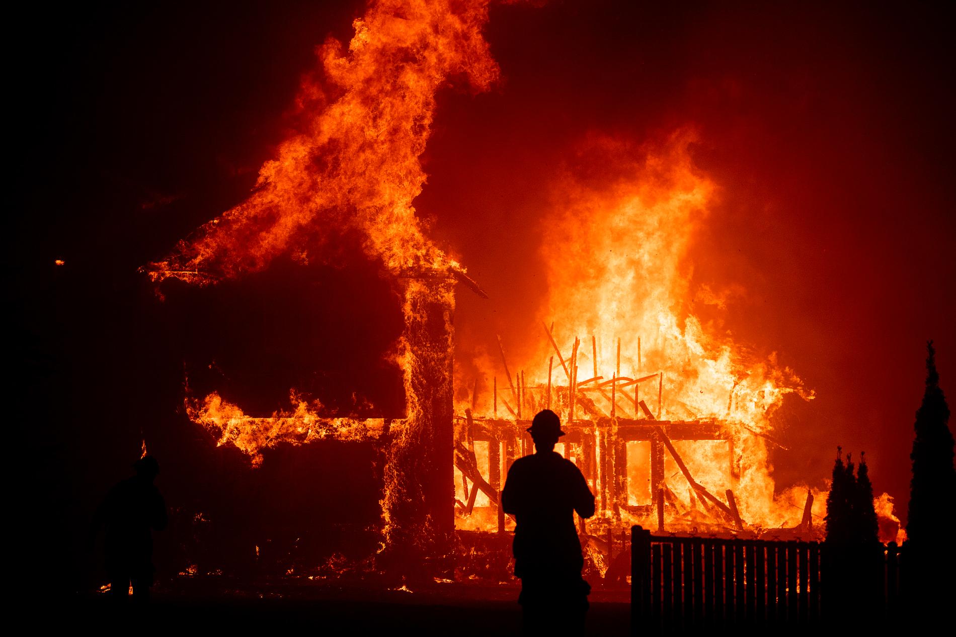 En jättebrand härjar i norra Kalifornien.