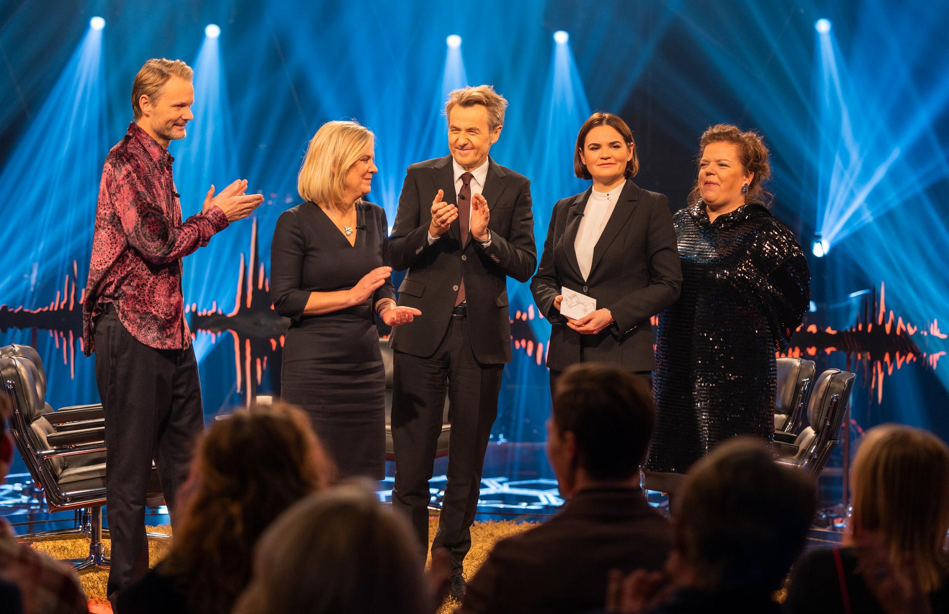 Fredrik Skavlan i avskedsprogrammet tillsammans med Felix Herngren, Sveriges första kvinnliga statsminister Magdalena Andersson, Vitrysslands oppositionsledare Svetlana Tichanovaskaja och komikern Else Kåss Furuseth. Pressbild.