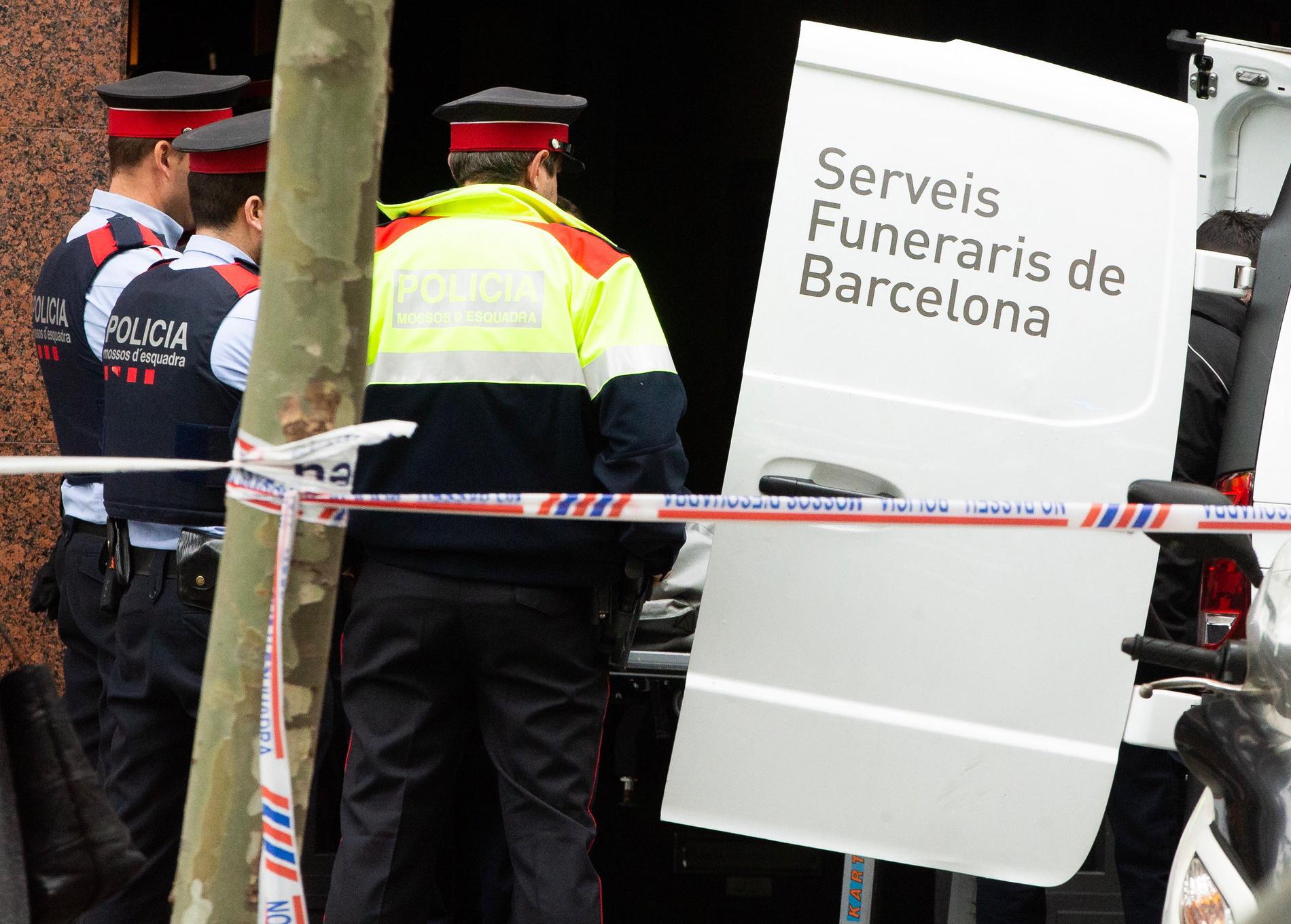 Poliser ur Kataloniens polisstyrka Mossos d'Esquadra på platsen där den svenske mannen ska ha skjutits. 