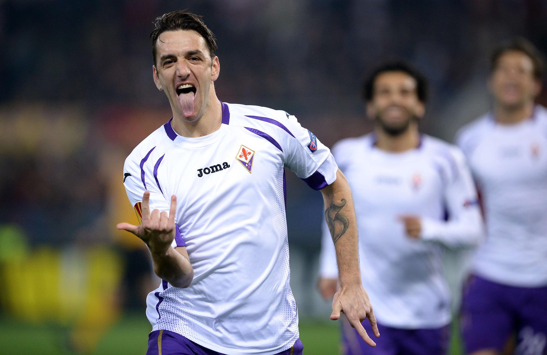 Fiorentinas argentinska försvarare Gonzalo jublar.
