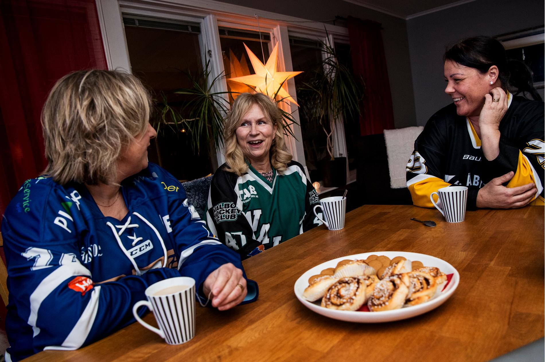 JVM-hockeymammorna Camilla (Lucas Carlssons mamma), Susanne(Jens Löökes mamma) och Ulrika (Felix Sandströms mamma).