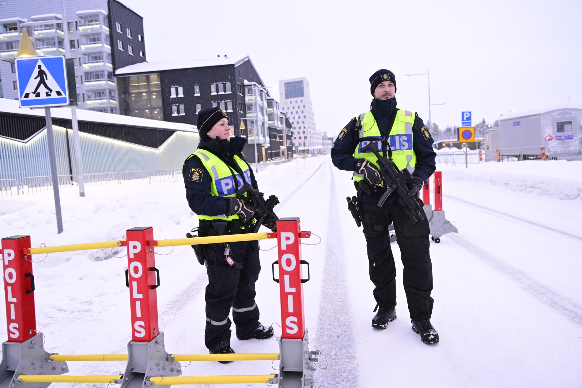 Sveriges EU-ordförandeskap invigs under Europeiska kommissionens besök i Kiruna. Polisen med förstärkningsvapen vid avspärrning utanför hotell Scandic Kiruna.