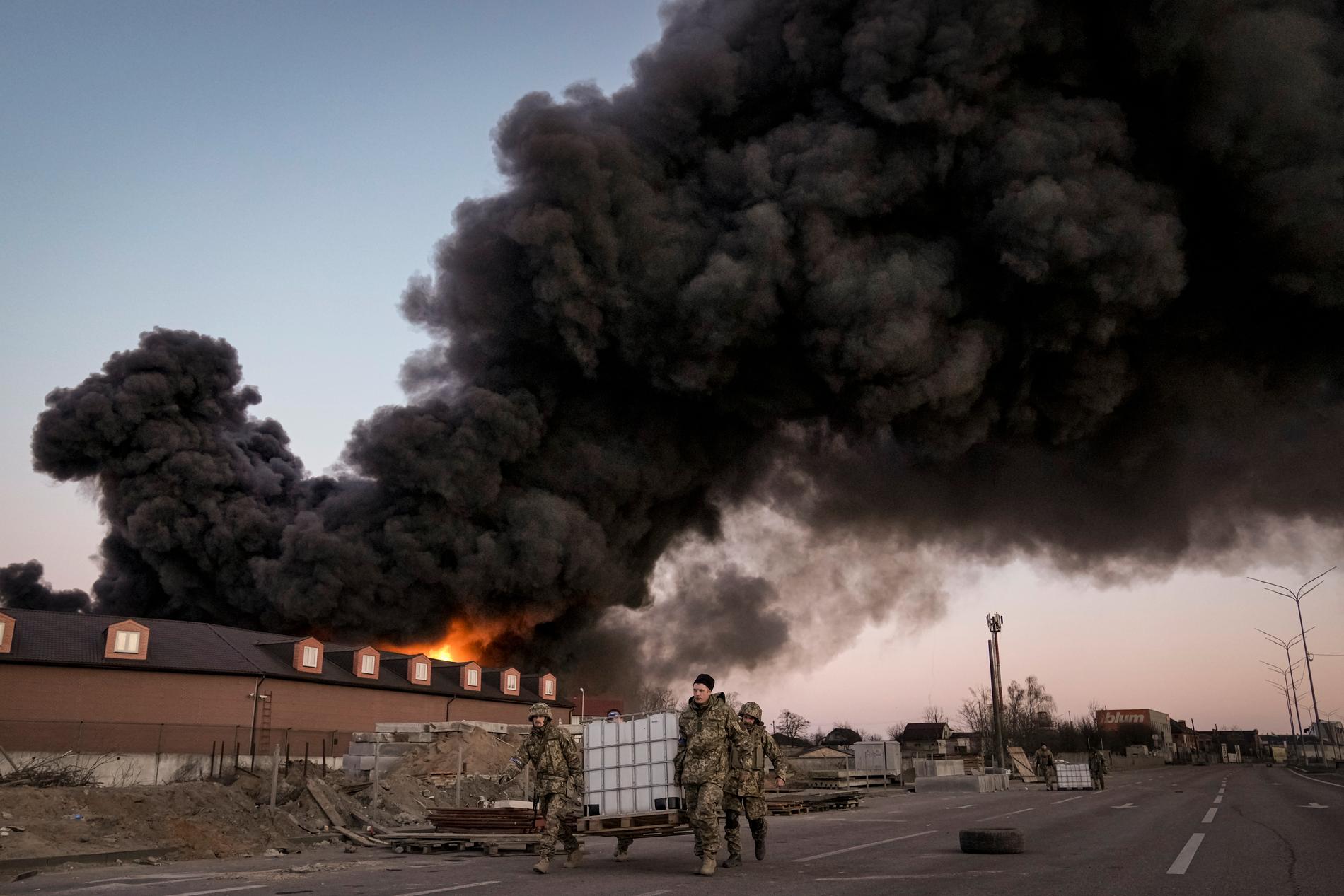 Ett lager i utkanten av Kiev brinner efter att ha träffats av ryska bomber. Bilden är från i torsdags.