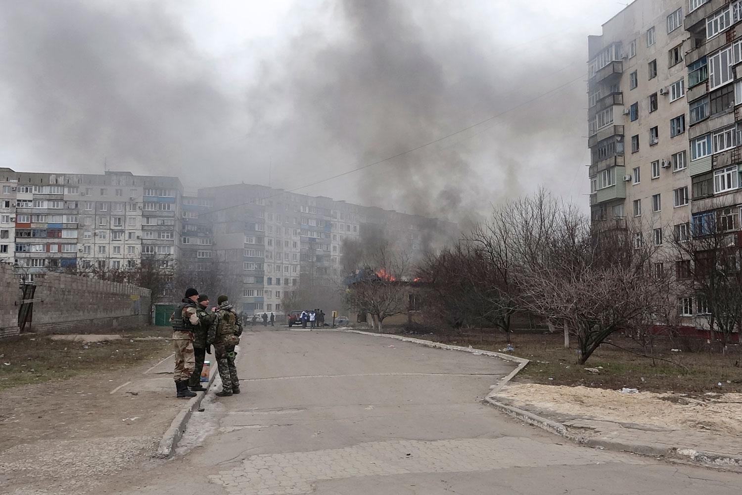 Minst 15 människor dödades och över 40 skadades i en raketattack i Mariupol i Ukraina i januari.