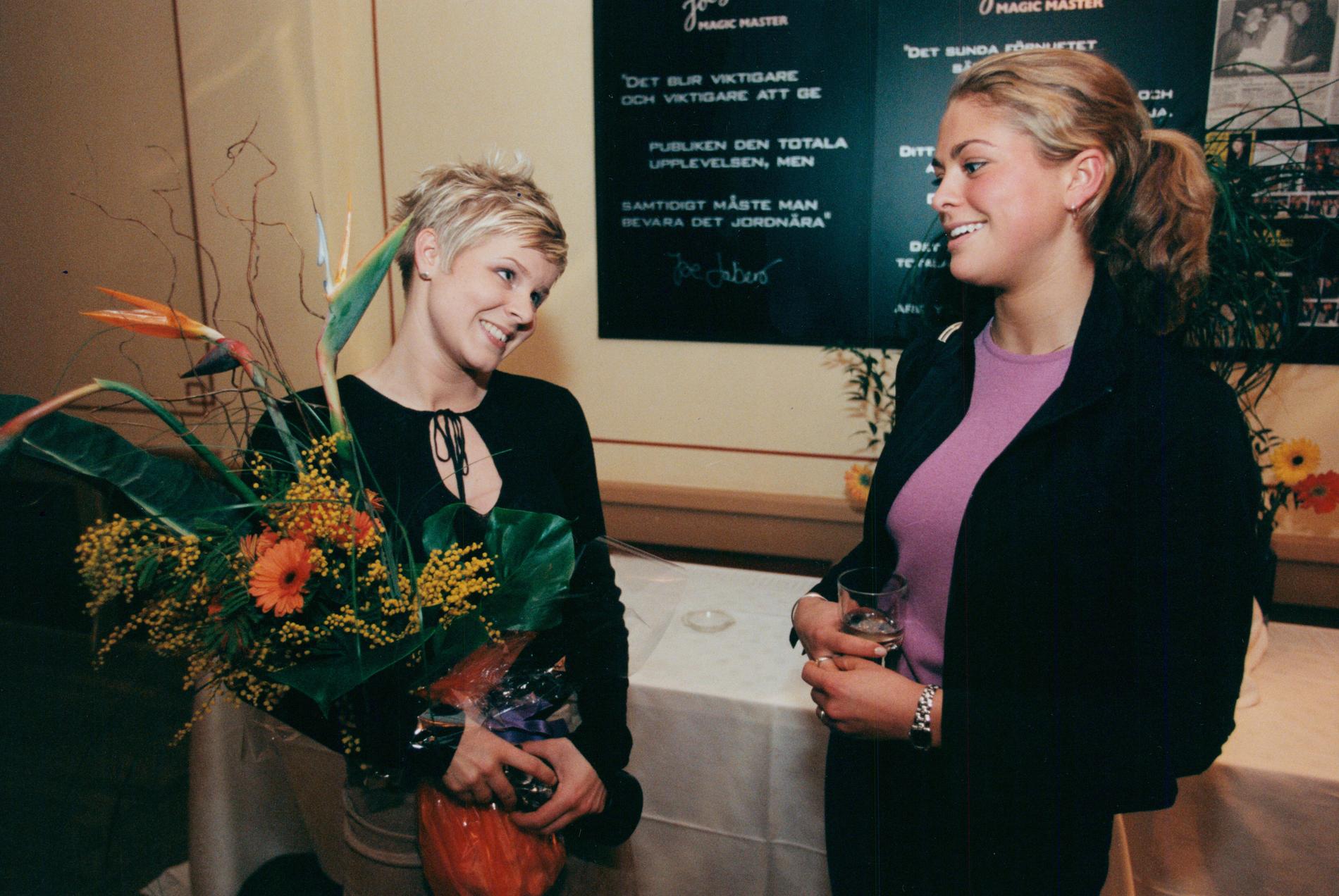 Ett kungligt möte, på alla möjliga sätt och vis. Prinsessan Madeleine gratulerar Robyn när Aftonbladets läsare adlade popdrottningen till årets svenska kvinnliga artist 1999.  