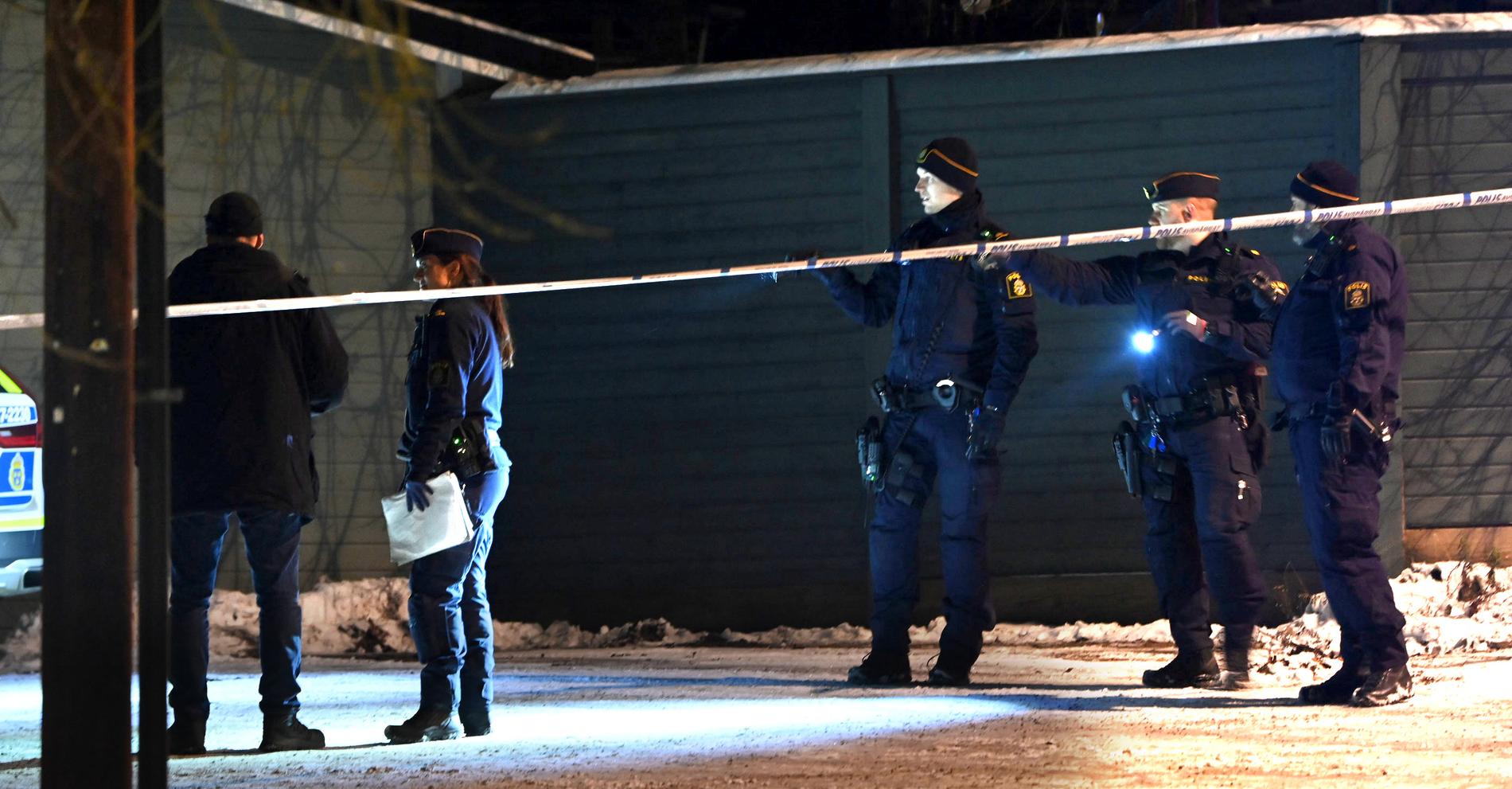 Polis på plats efter  att en person skjutits i Stuvsta i Huddinge utanför Stockholm.