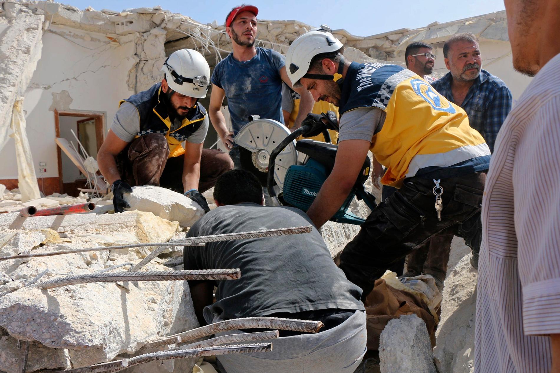 Hjälparbetare letar efter överlevande efter ett luftangrepp mot regionen Idlib.