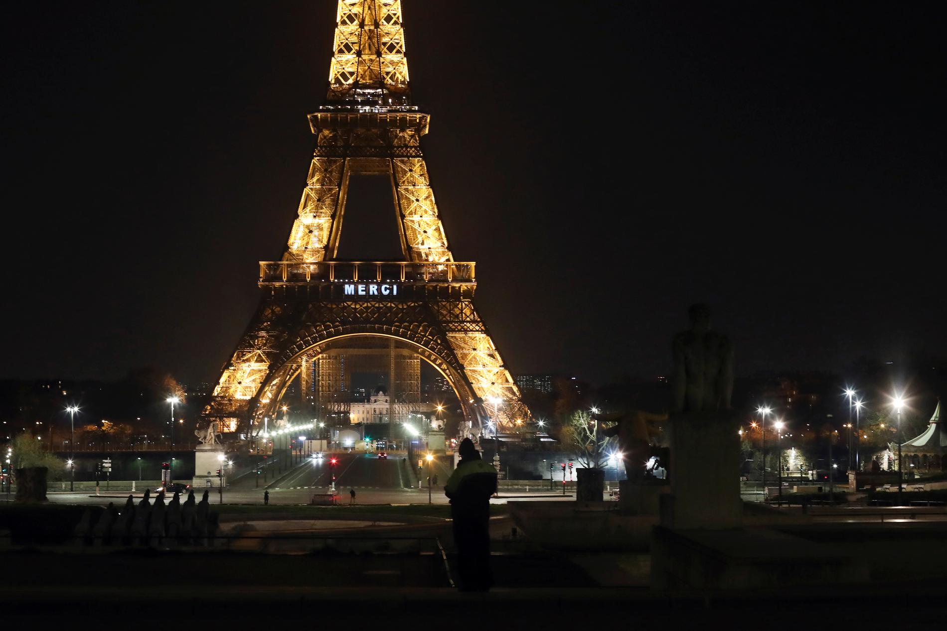 PARIS, FRANKRIKE Ordet ”merci” (tack) går att läsa på Eiffeltornet under fredagkvällen. Liksom i många andra länder har vårdpersonalen i Frankrike hyllats som hjältar i deras kamp med att hålla nere dödstalen i covid-19.