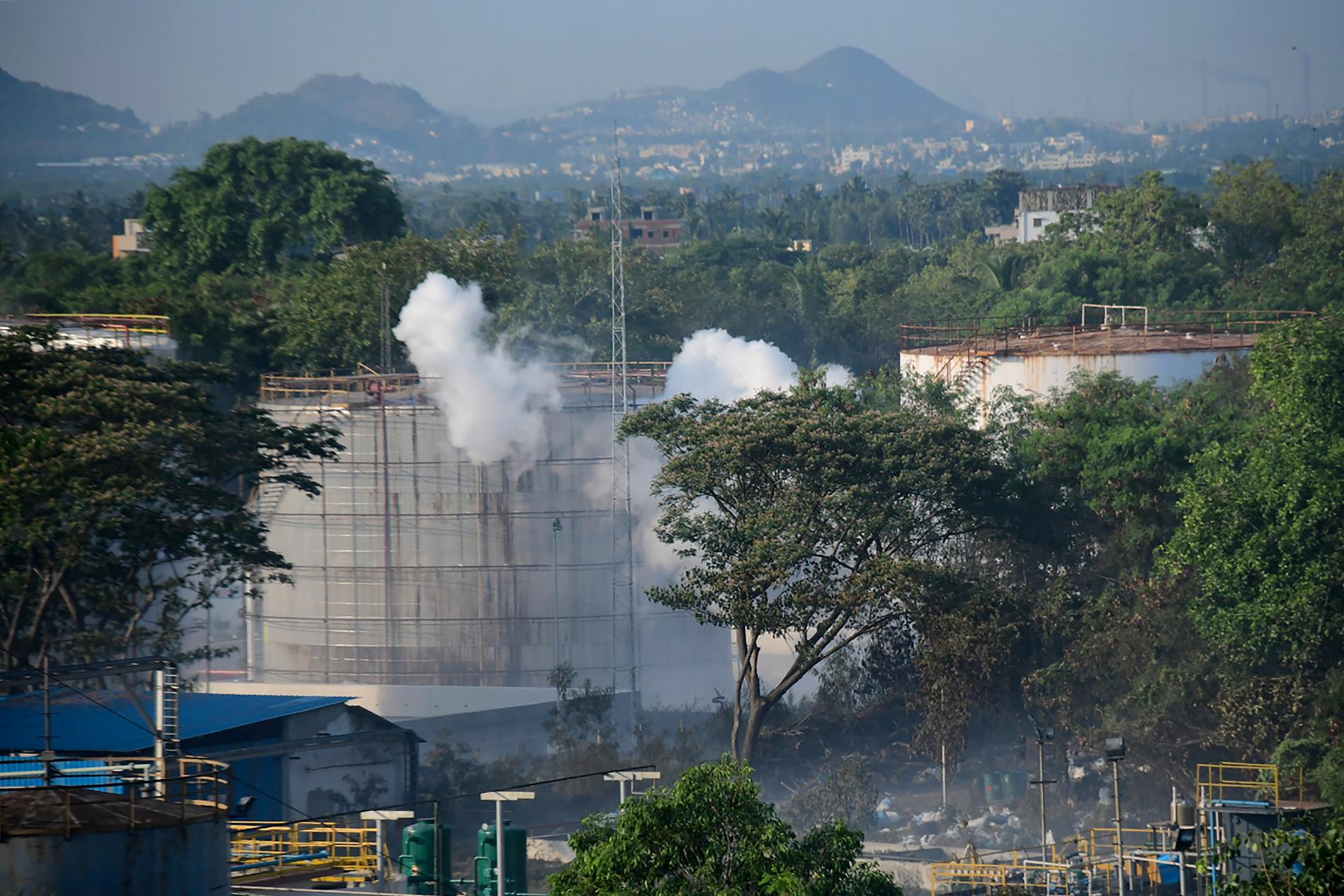 Rök stiger från LG Polymers anläggning i indiska Visakhapatnam vid gasläckan som inträffade i maj. Arkivbild.